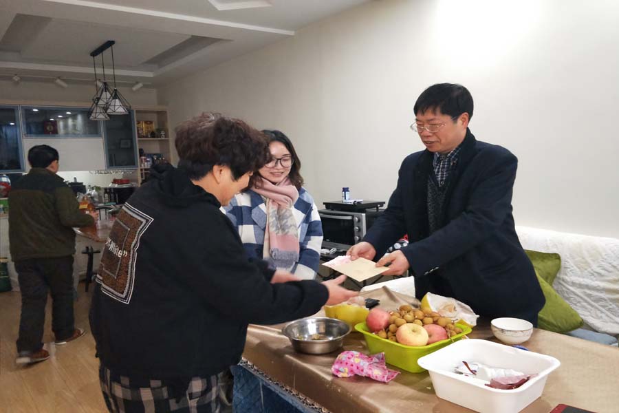 局十七督导组为驻村队员家属送上慰问金，黄晓宇摄.jpg