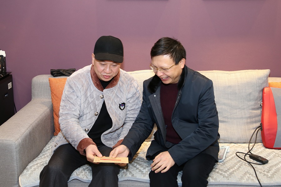 ▲ 杜国华一行慰问生病驻村干部.JPG