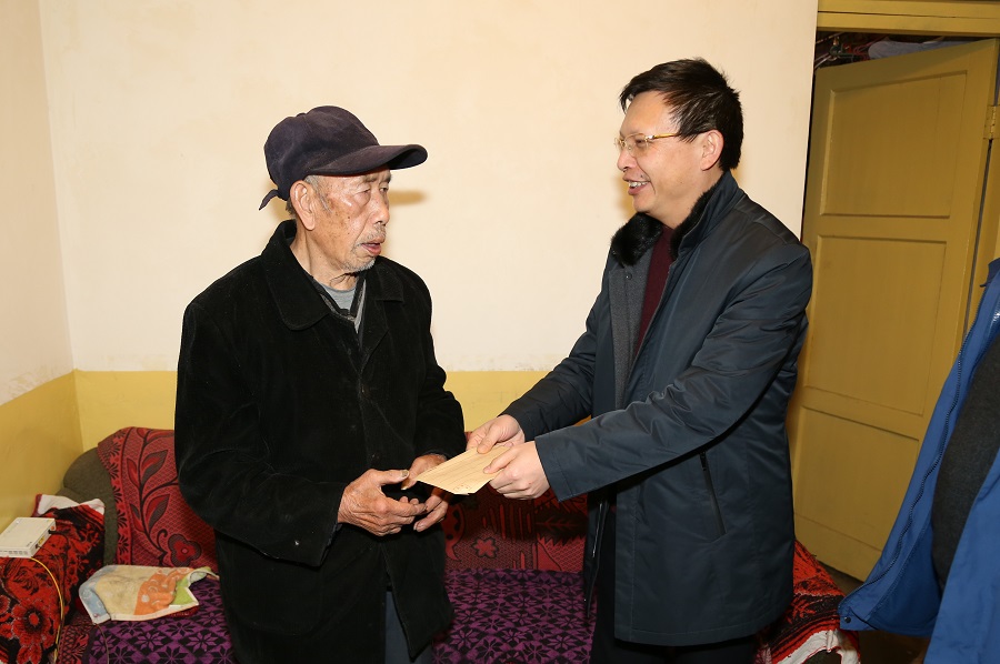 ▲ 杜国华一行看望102地质队退休老党员.JPG