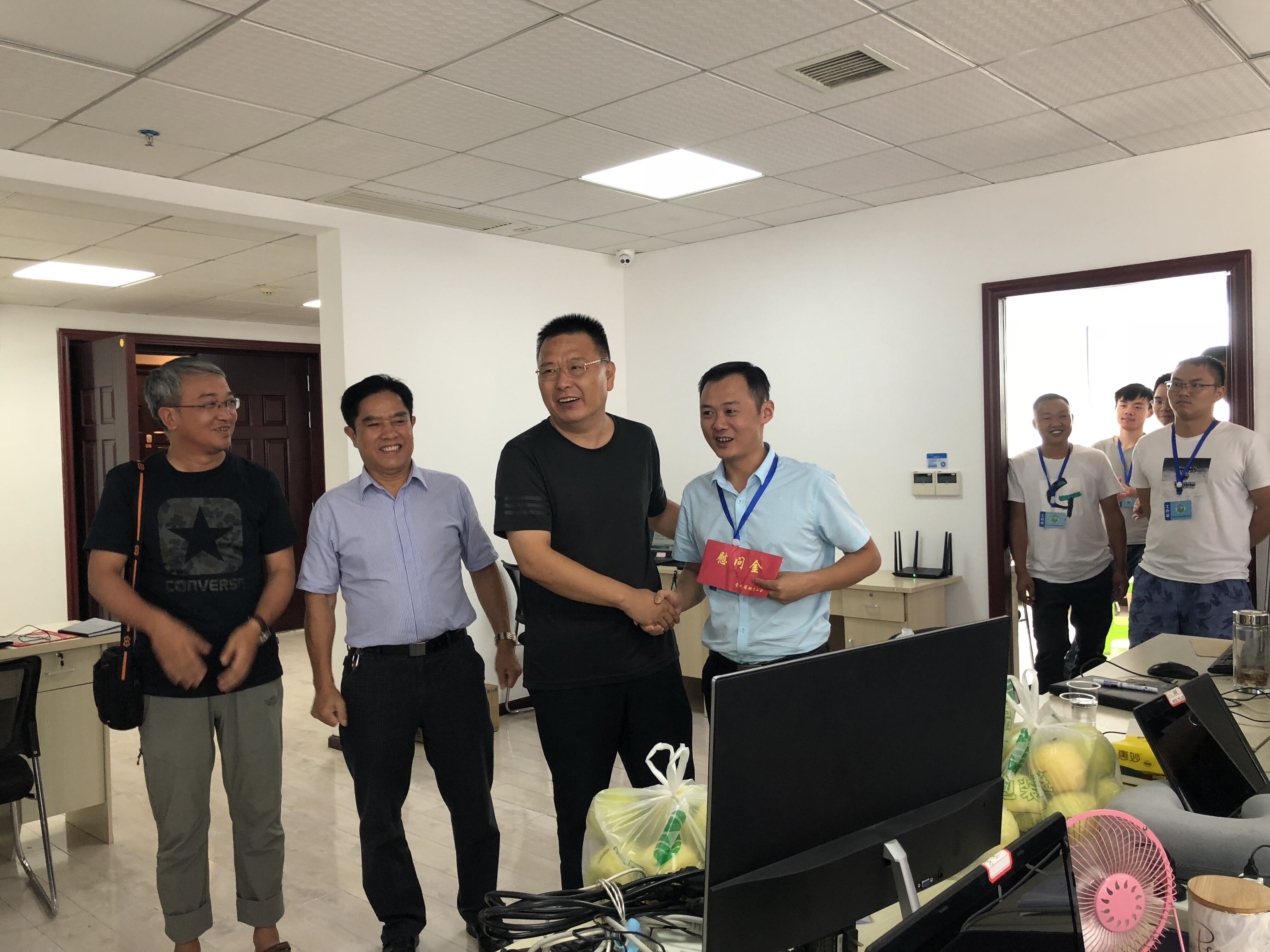 张淼副局长为测绘院“三调”职工“送清凉” -  (4).jpg