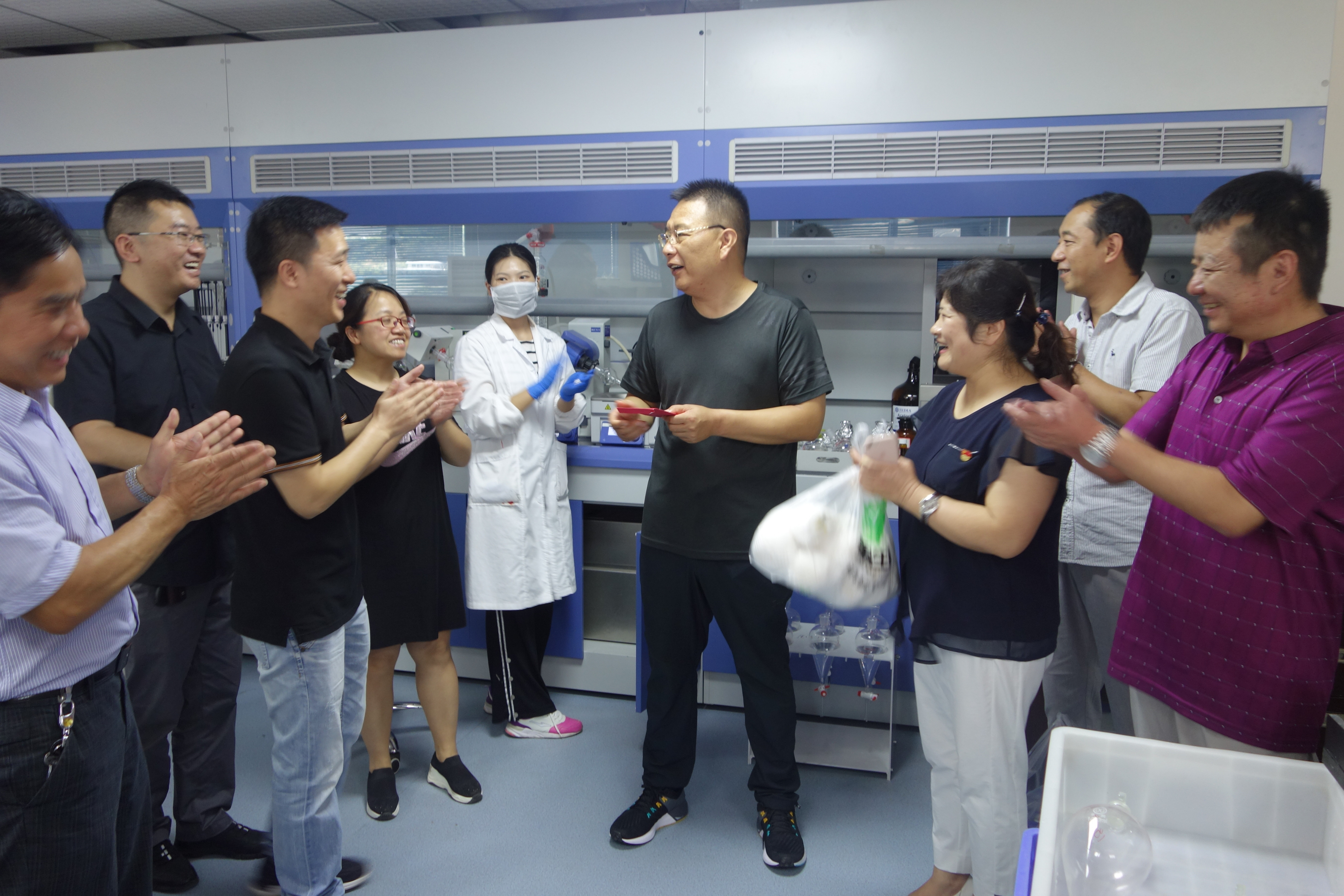 张淼副局长一行到有机分析前处理室进行慰问.JPG
