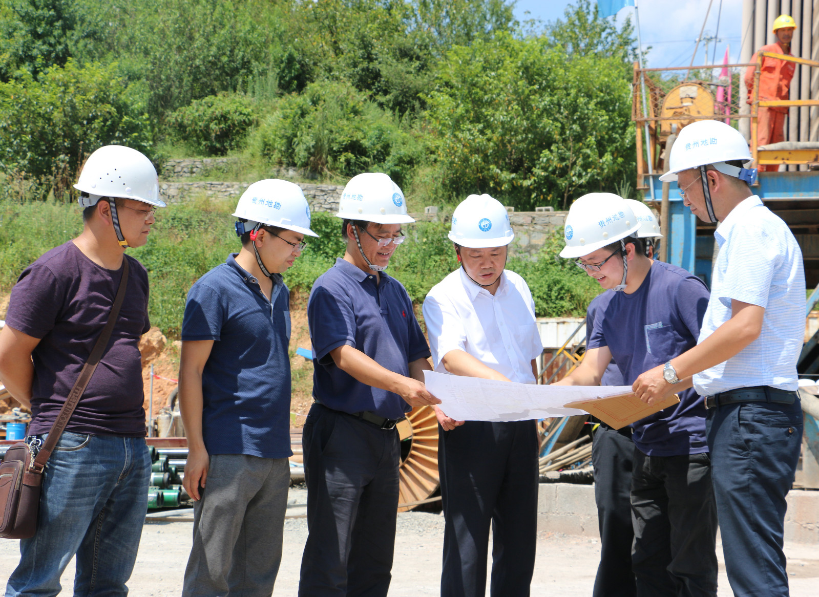 付局长在111队渔洞峡地热施工现场看图纸.jpg