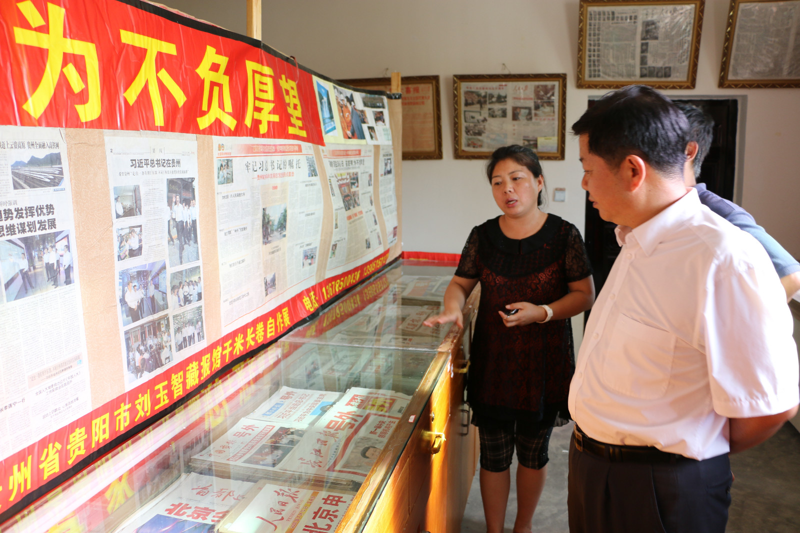 付局长在旅普点观看收藏展品.JPG