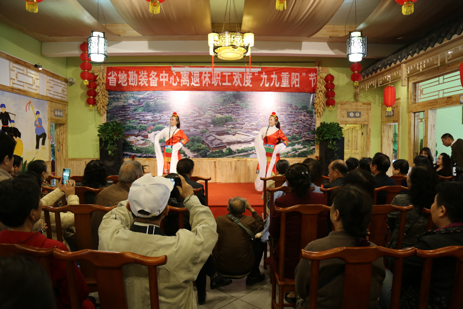 图为离退休职工表演节目.JPG