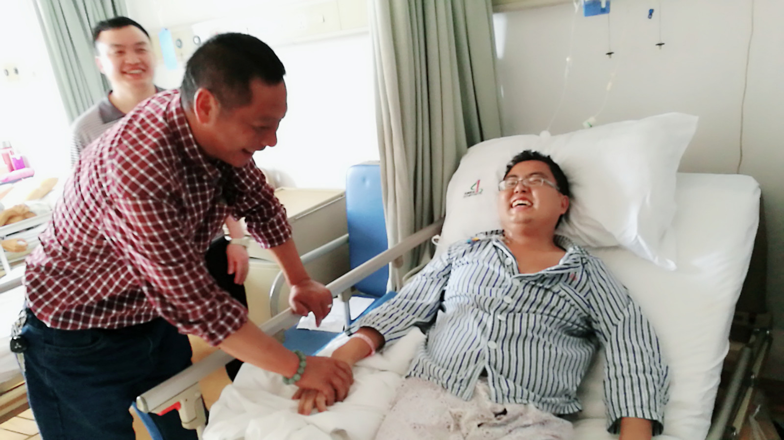 龙胜清（右一）看到同事很开心1