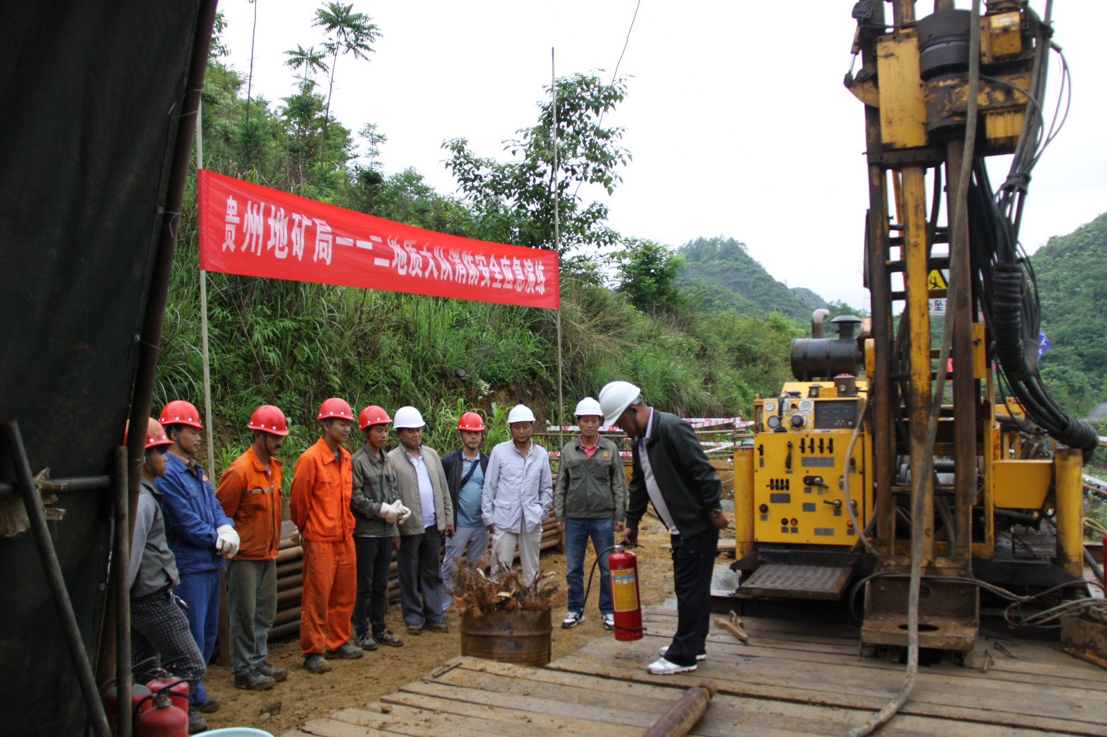 （6.14）【基层动态】112地质队开展安全月野外机台消防安全应急演练