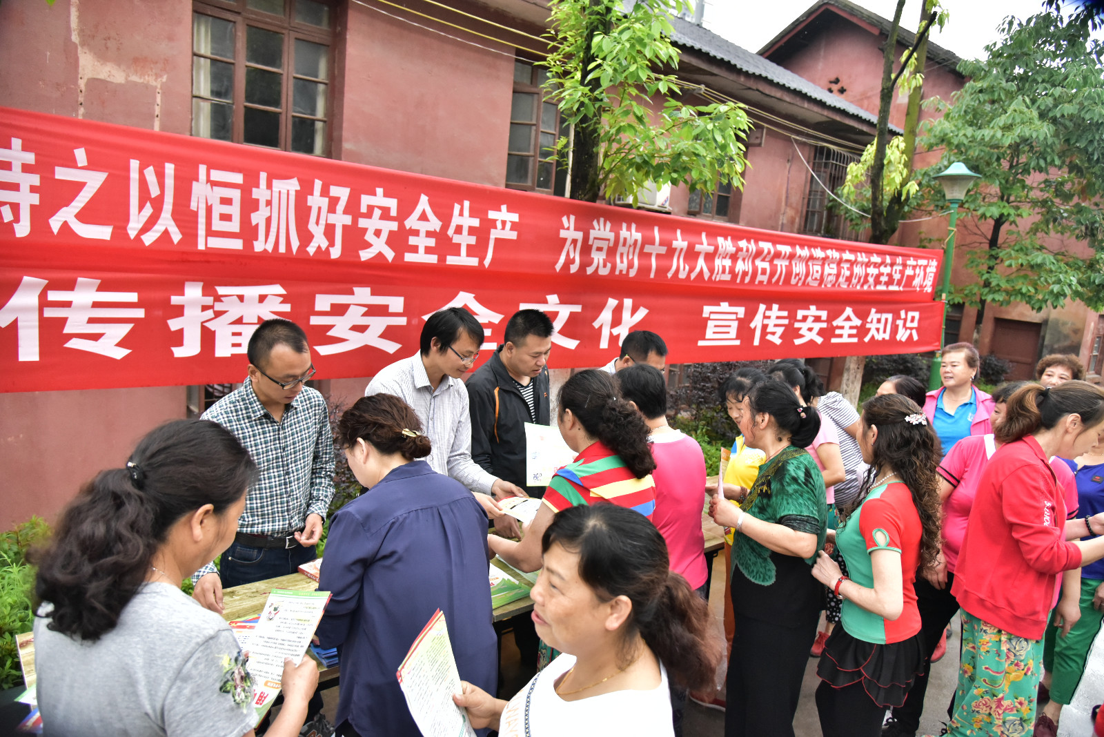 106工作人员发放安全知识宣传资料并作现场解答。 106工作人员发放安全知识宣传资料并作现场解答。