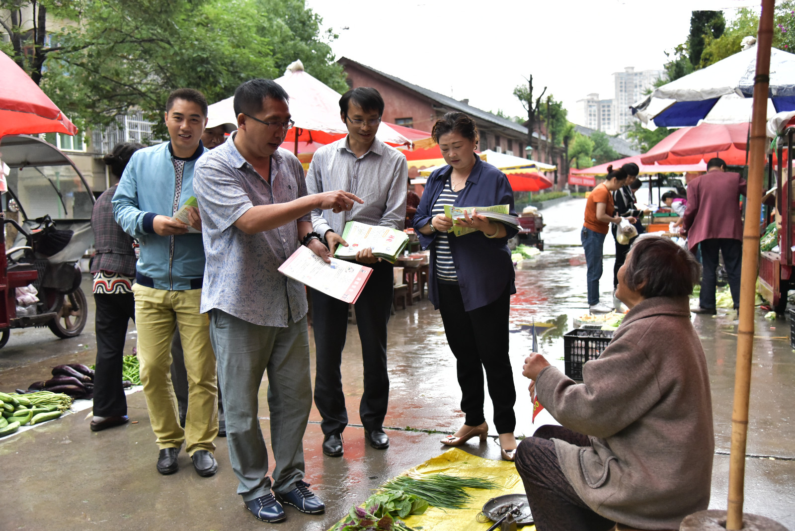 106工作人员深入到群众当中发放安全知识宣传资料并作讲解。 106工作人员深入到群众当中发放安全知识宣传资料并作讲解。