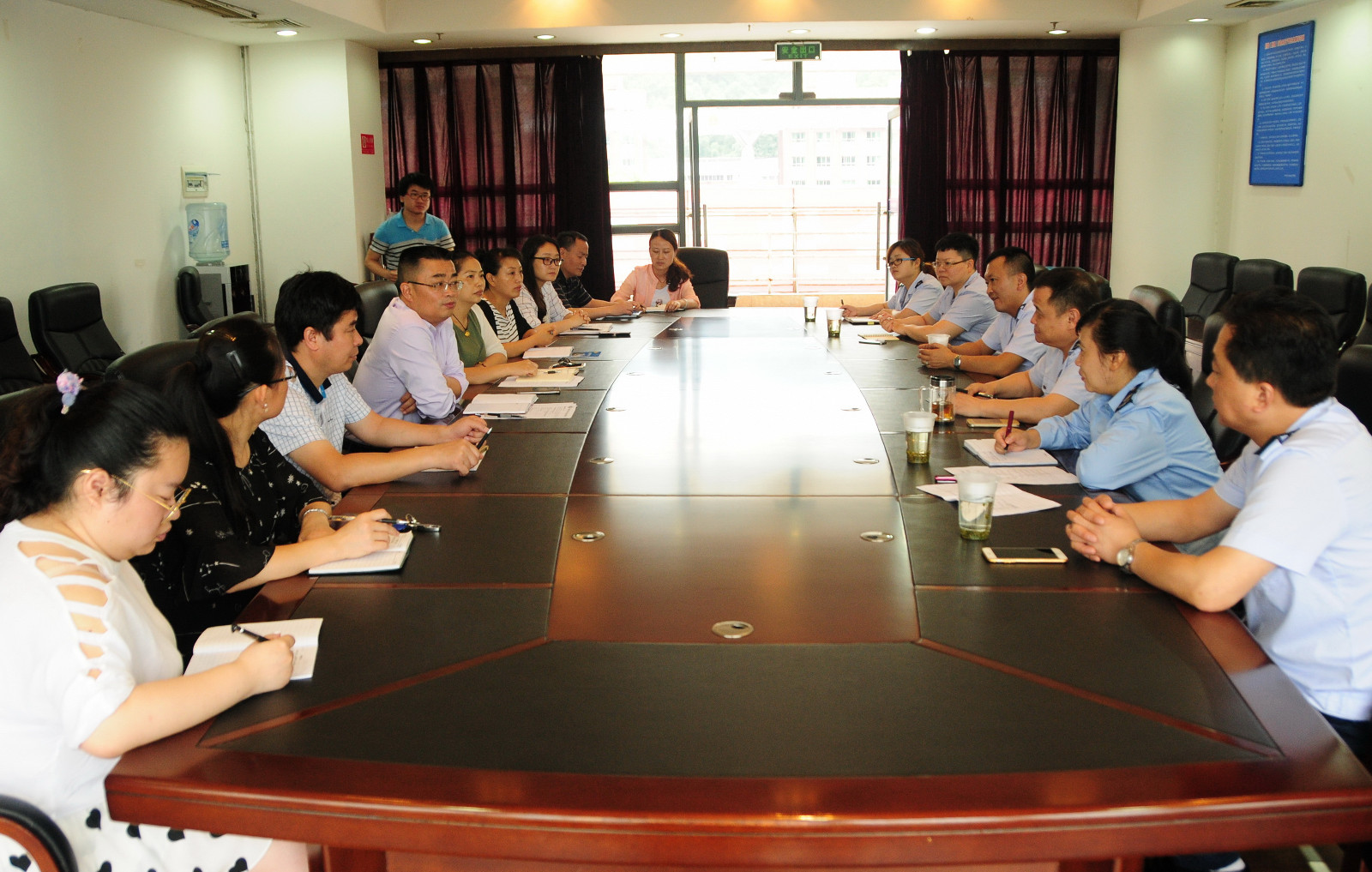 遵义市红花岗区国家税务局副局长唐昌黎等一行到114队开展“问需求、促服务”调研座谈（摄影：邓繁荣）