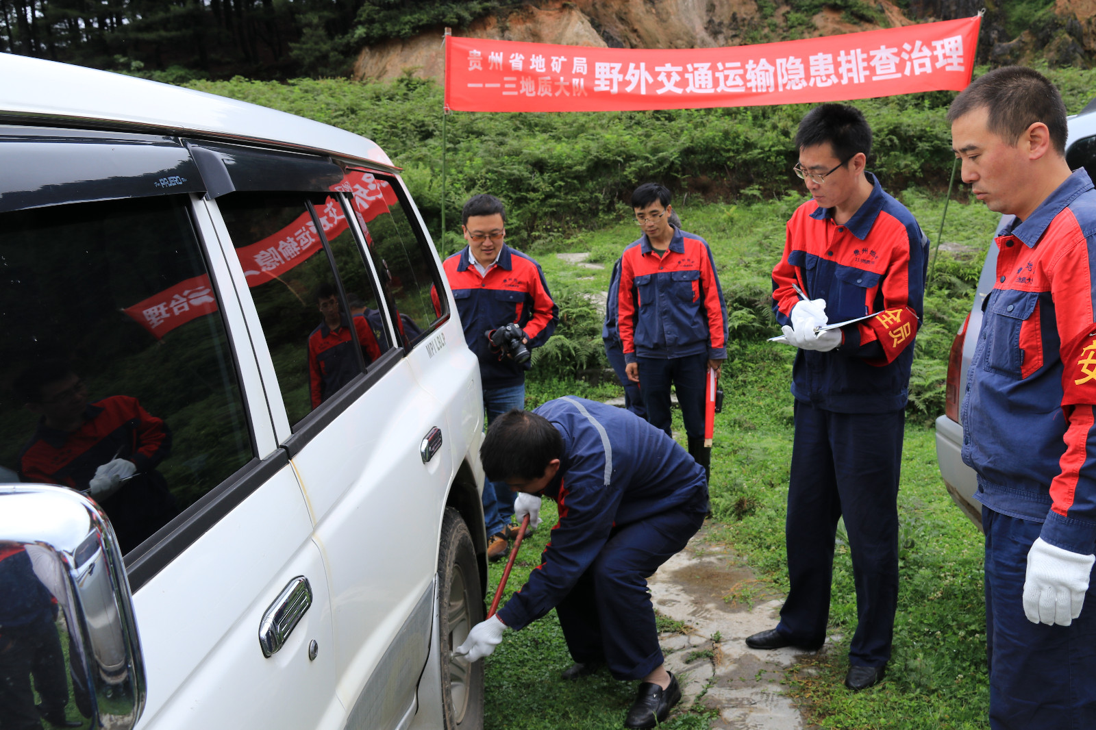 图为该队对野外用车集中开展隐患排查（张琨摄）