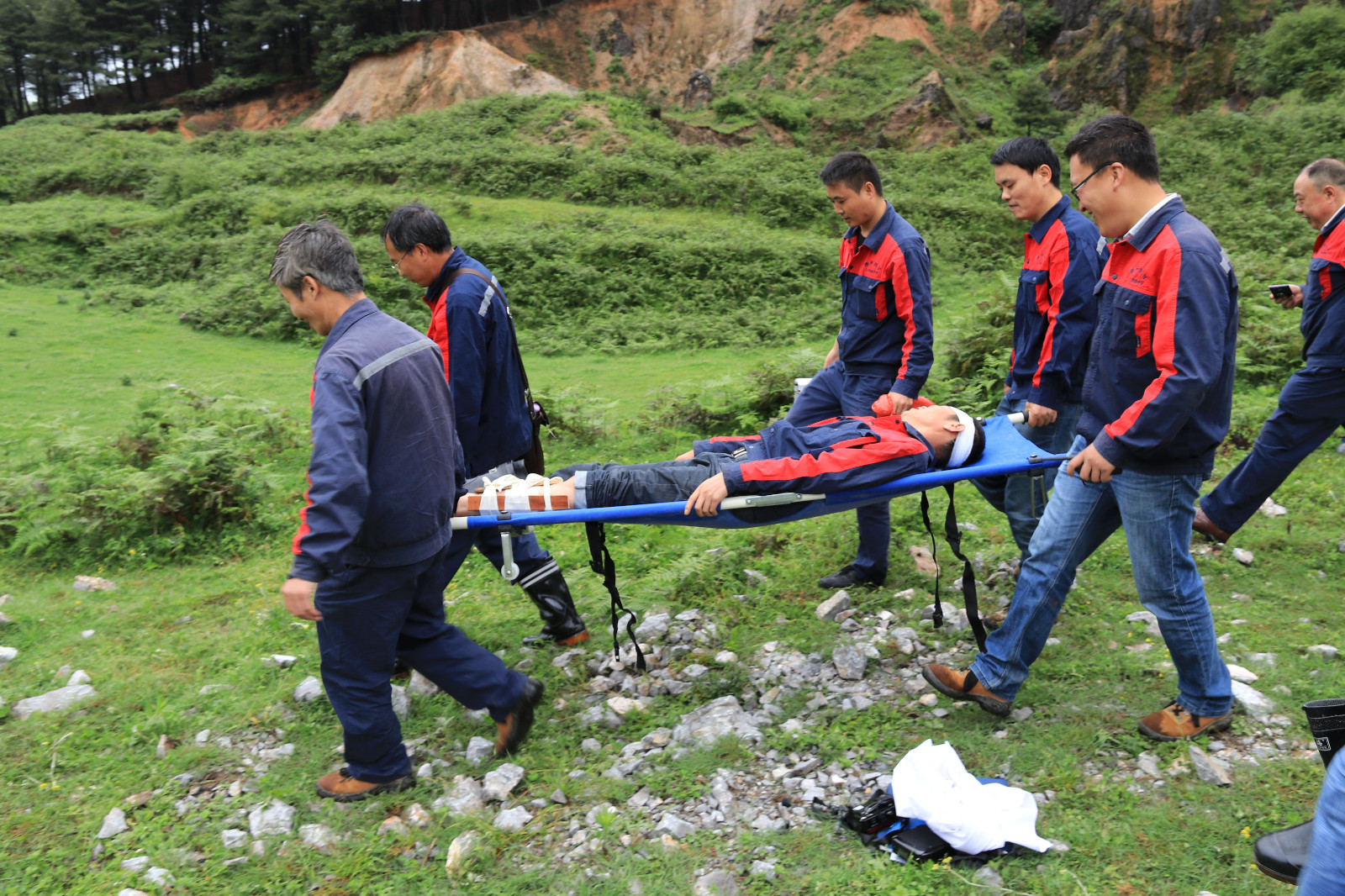 图为开展自救互救演练（张琨摄）