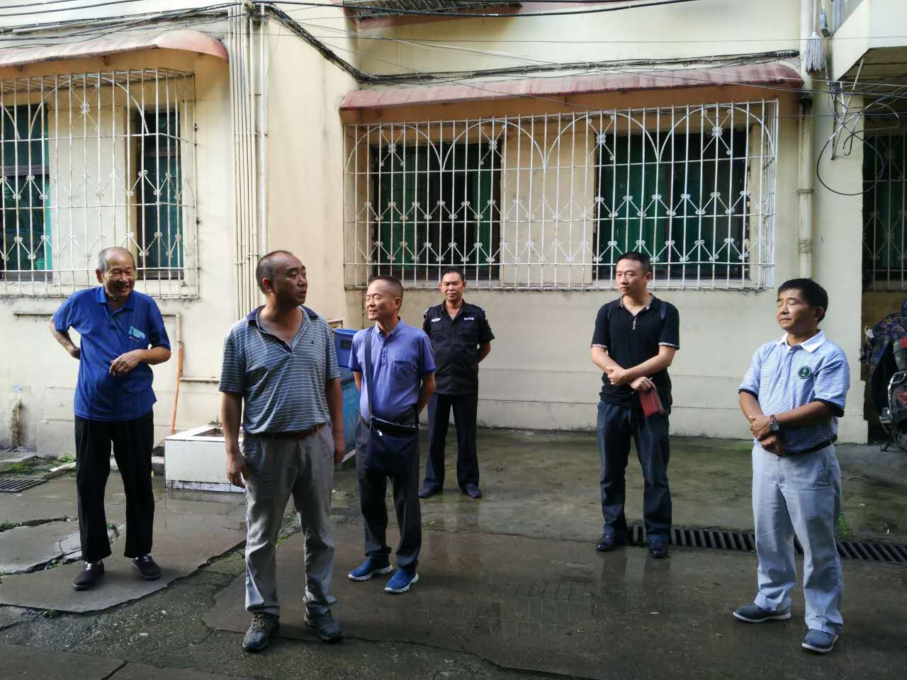 服务中心安全检查组检查地矿大院积水隐患地段 服务中心安全检查组检查地矿大院积水隐患地段