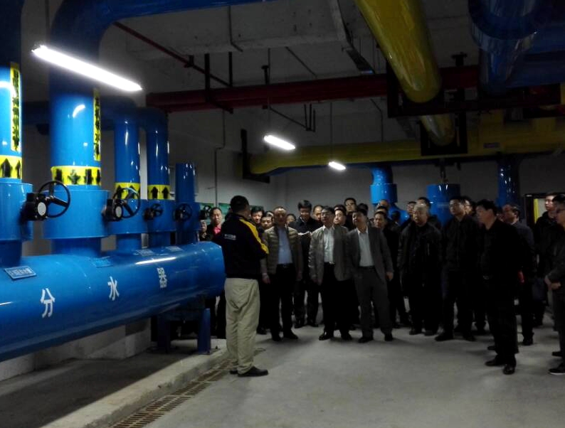 2）114队贵州浅层地温能公司有关技术专家向学员介绍地质科技园浅层地温能空调系统（摄影：冉宇进）