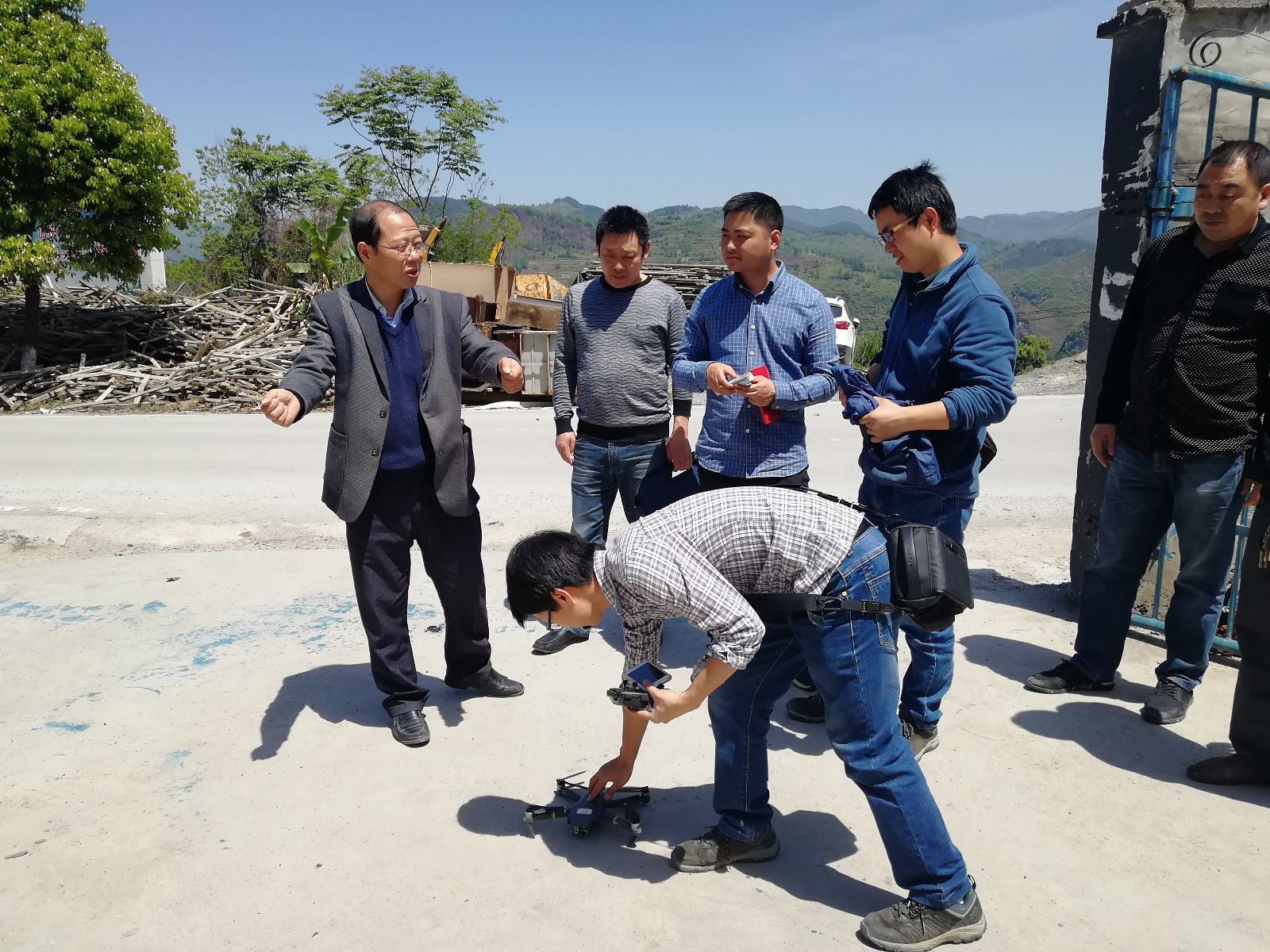 2.2018年4月17日,队长舒多友在石阡县高位排查项目组进行检查及指导工作 2.2018年4月17日,队长舒多友在石阡县高位排查项目组进行检查及指导工作