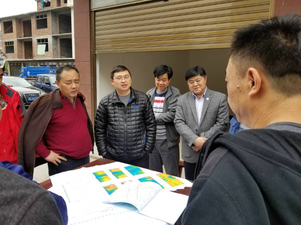贵州省地矿局环境处组织专家组亲赴天柱县邦洞镇地热勘查项目野外作现场指导
