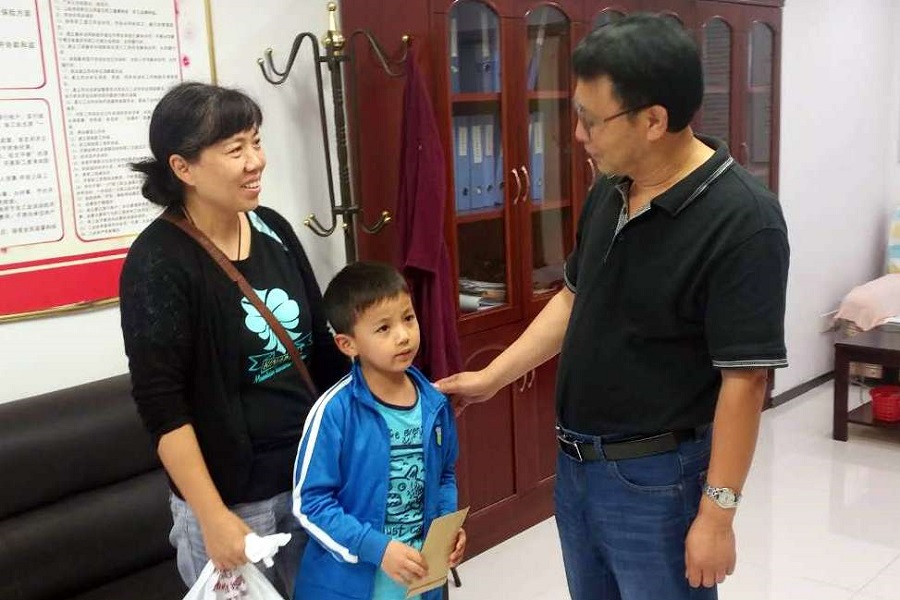 ▲ 102地质队党委书记刘建伟慰问困难职工子女并向职工了解困难.jpg