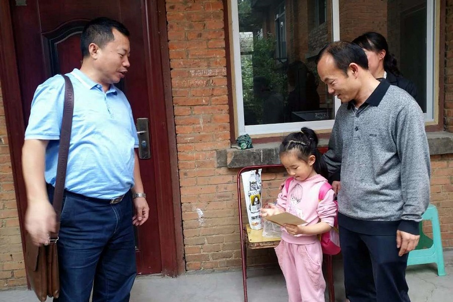 ▲ 102地质队副队长、纪委书记、工会主席王劲松慰问困难职工子女1.jpg