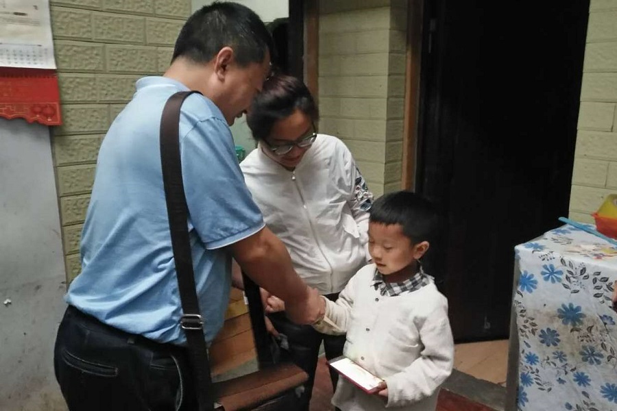 ▲ 王劲松同志慰问困难职工子女.jpg