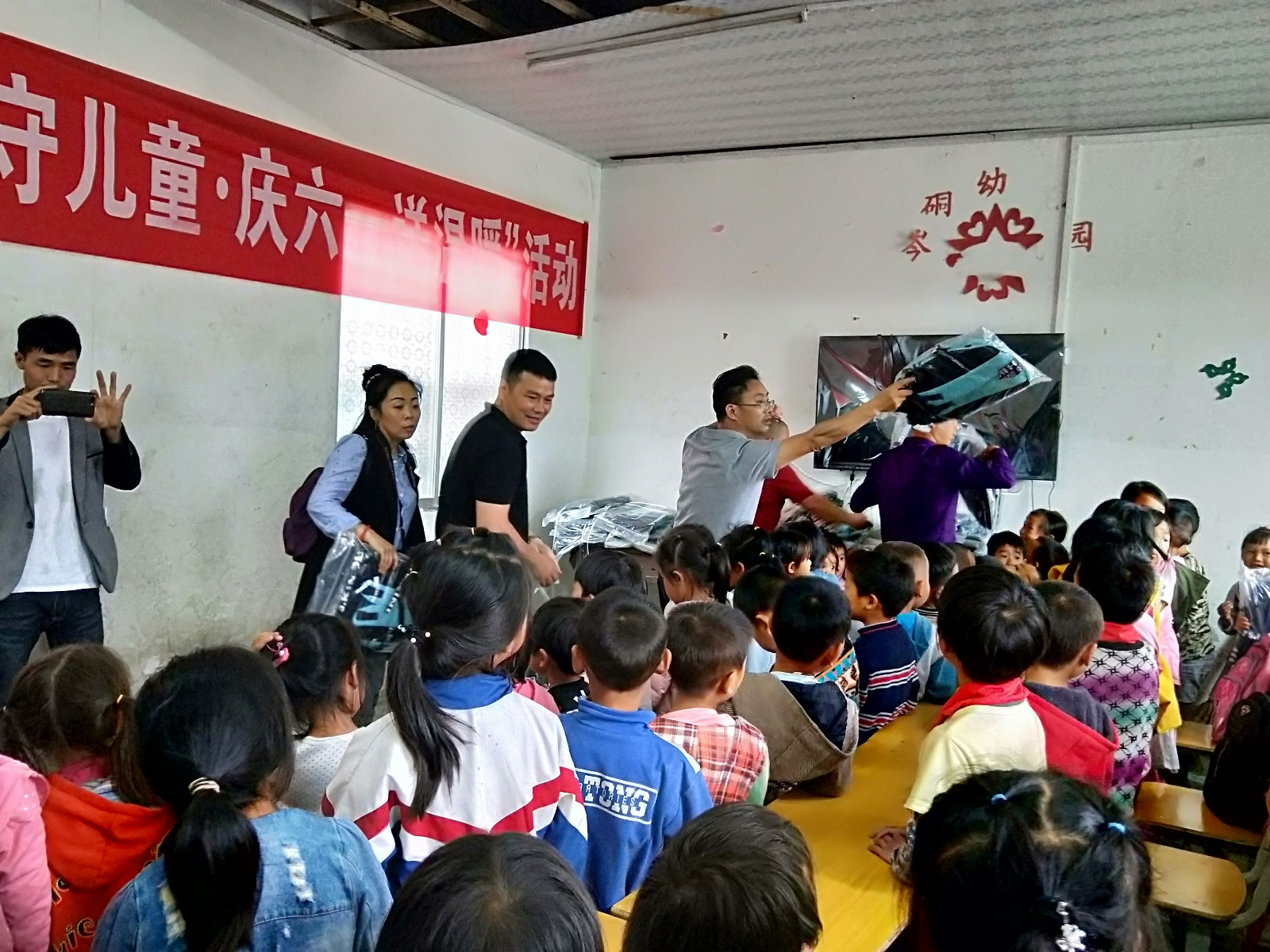 发放书包文具.jpg