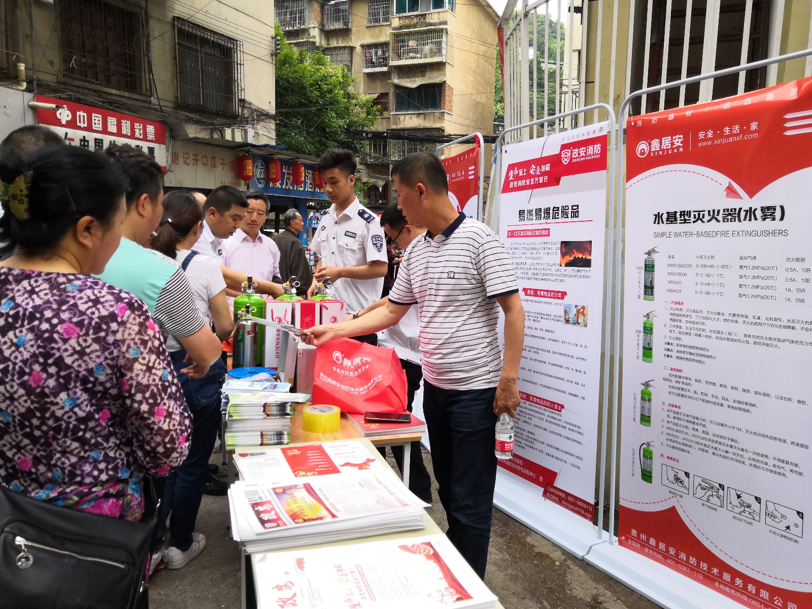 机关服务中心推动消防安全宣传活动进社区
