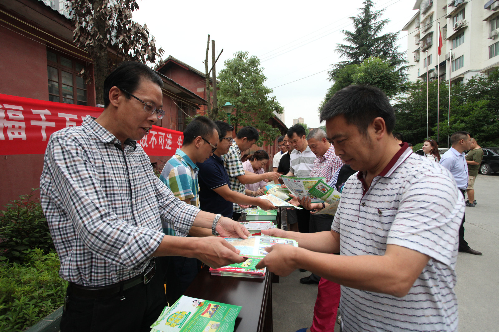 安全生产人人抓，幸福千万家。6月15日，我队党政主要领导到社区开展安全生产宣传。图为领导向职工群众发放安全宣传资料。程昌静