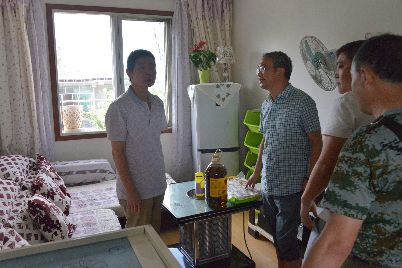 看望慰问115队烈属 看望慰问115队烈属