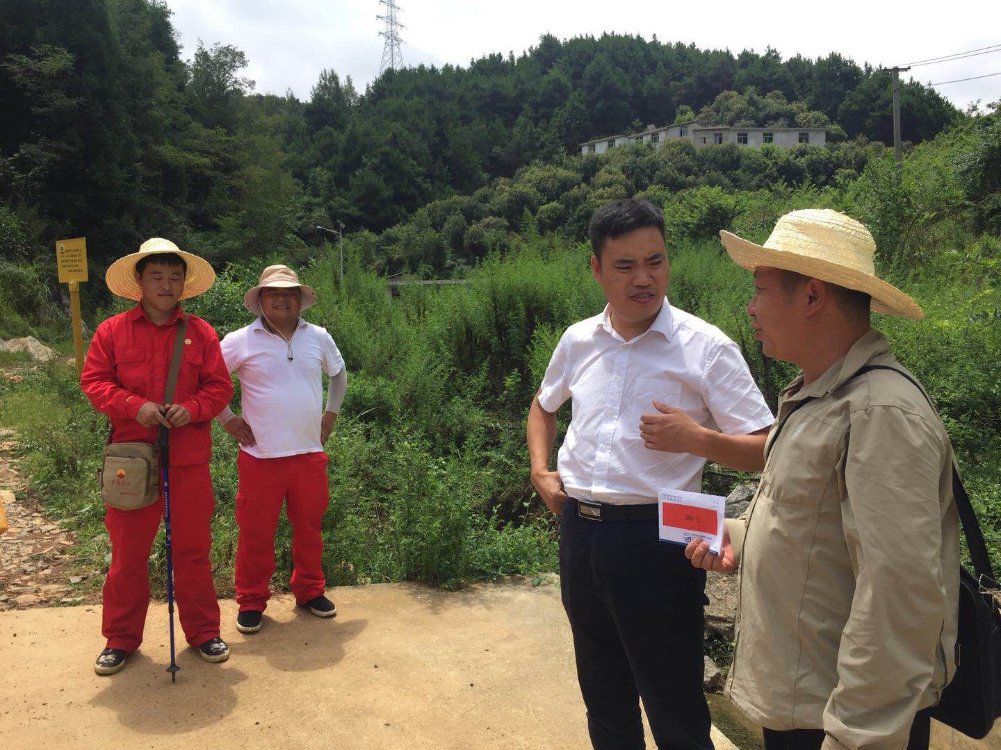 副队长、工会主席罗太近到中缅石油地灾排查项目组开展慰问 副队长、工会主席罗太近到中缅石油地灾排查项目组开展慰问