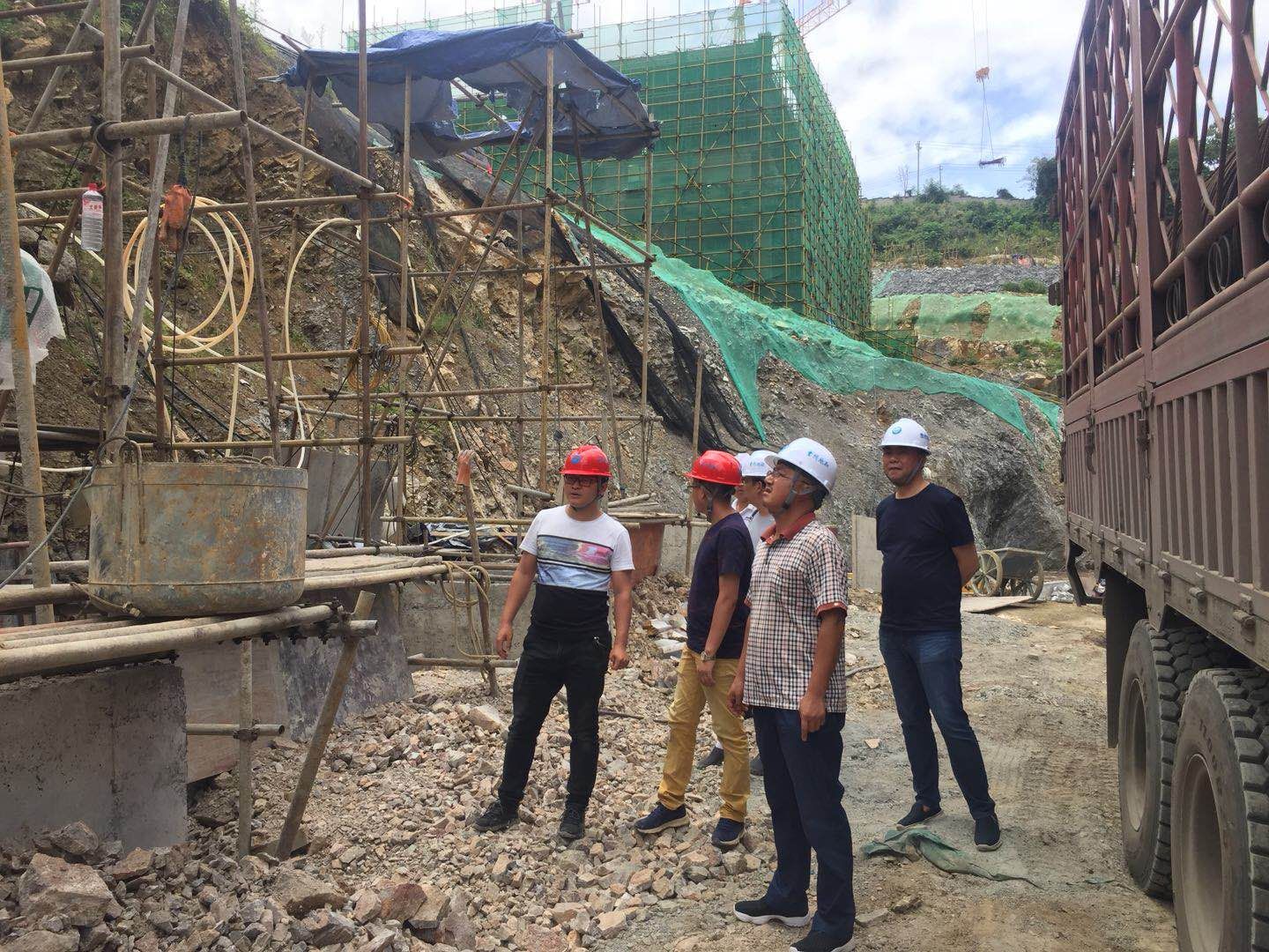 副队长严召进一行在恒大南明御府施工项目组进行安全检查及“三送”慰问活动 副队长严召进一行在恒大南明御府施工项目组进行安全检查及“三送”慰问活动