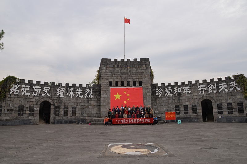 在英烈坮前集体合影