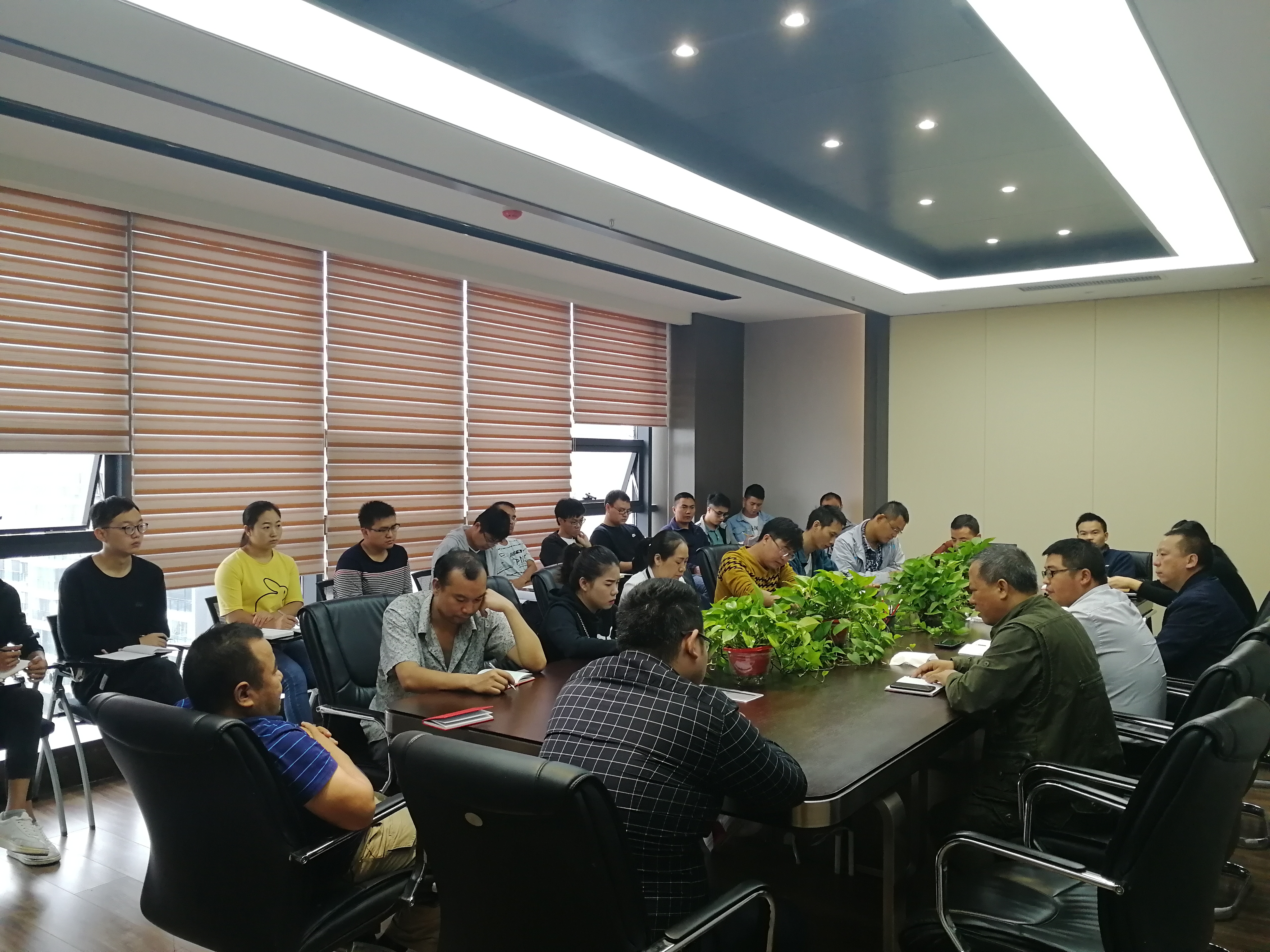 图为109地质队开展技术改进研讨专题会