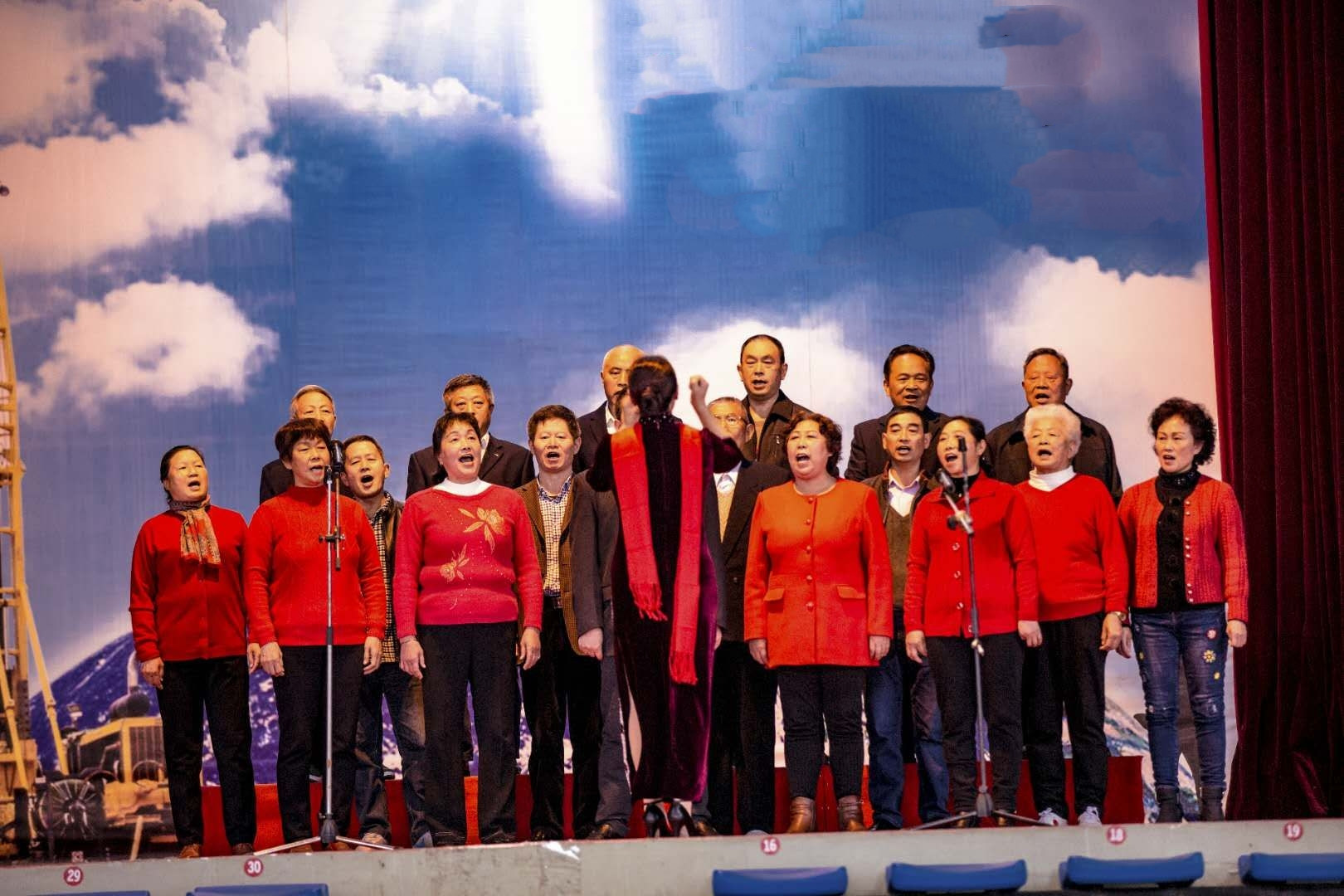 合唱《歌唱祖国》、《团结就是力量》 黄守进 摄.jpg 合唱《歌唱祖国》、《团结就是力量》 黄守进 摄.jpg