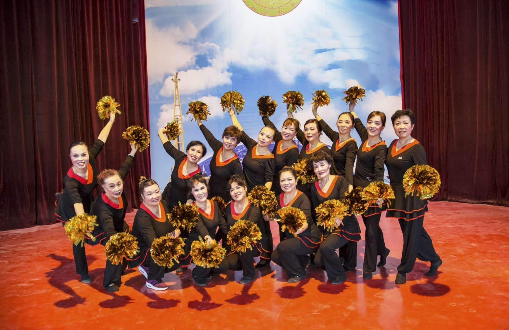 形体舞表演《来到草原爱上云》 黄守进 摄.jpg 形体舞表演《来到草原爱上云》 黄守进 摄.jpg