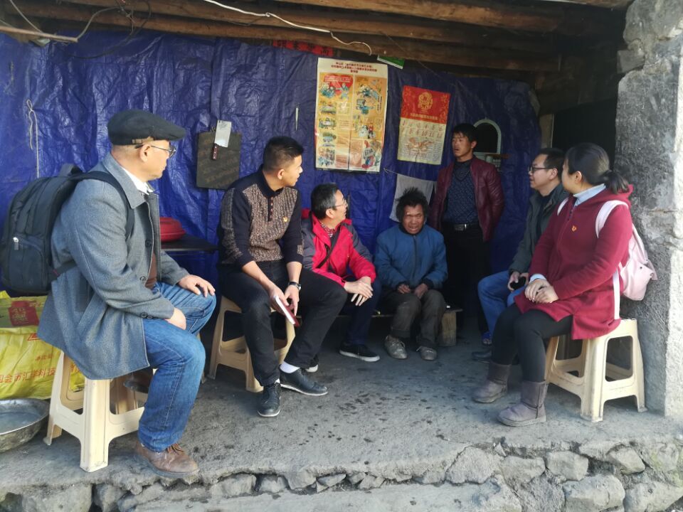 机关支部党员为贫困群众送去单位慰问金1