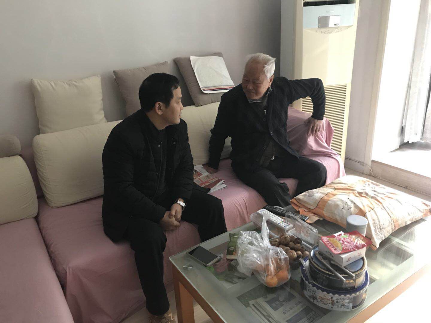 队工会主席魏吉荣同志与离休干部余志勇同志亲切交谈（谢方旭