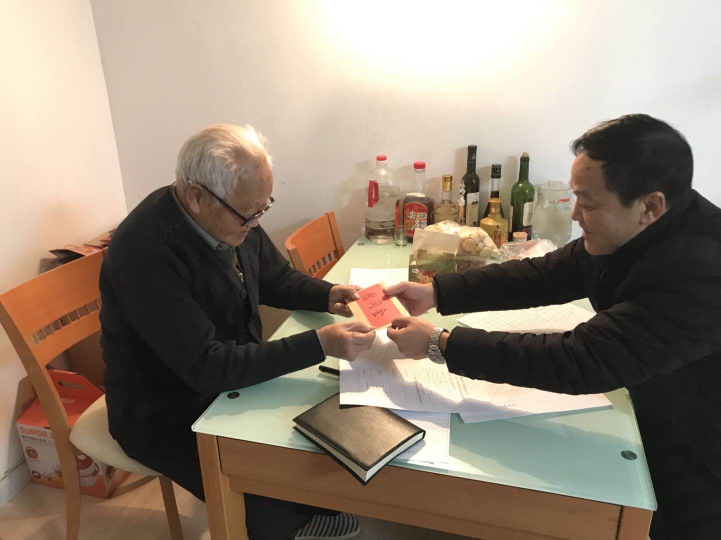 为离休干部余志勇送上慰问金（谢方旭