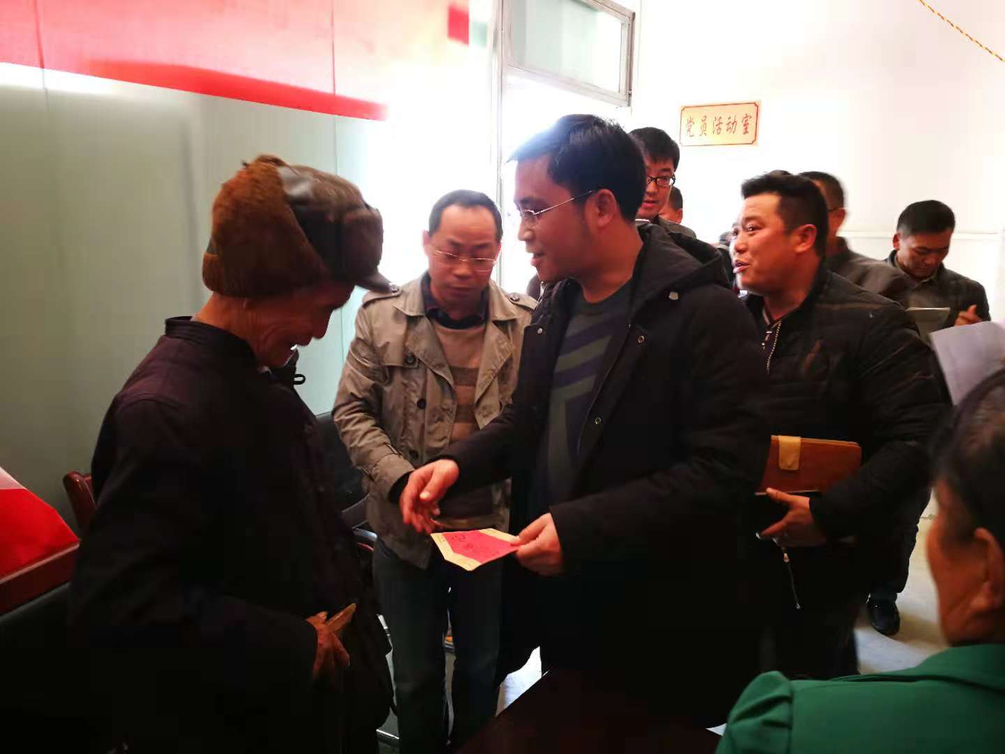 慰问困难党员 慰问困难党员