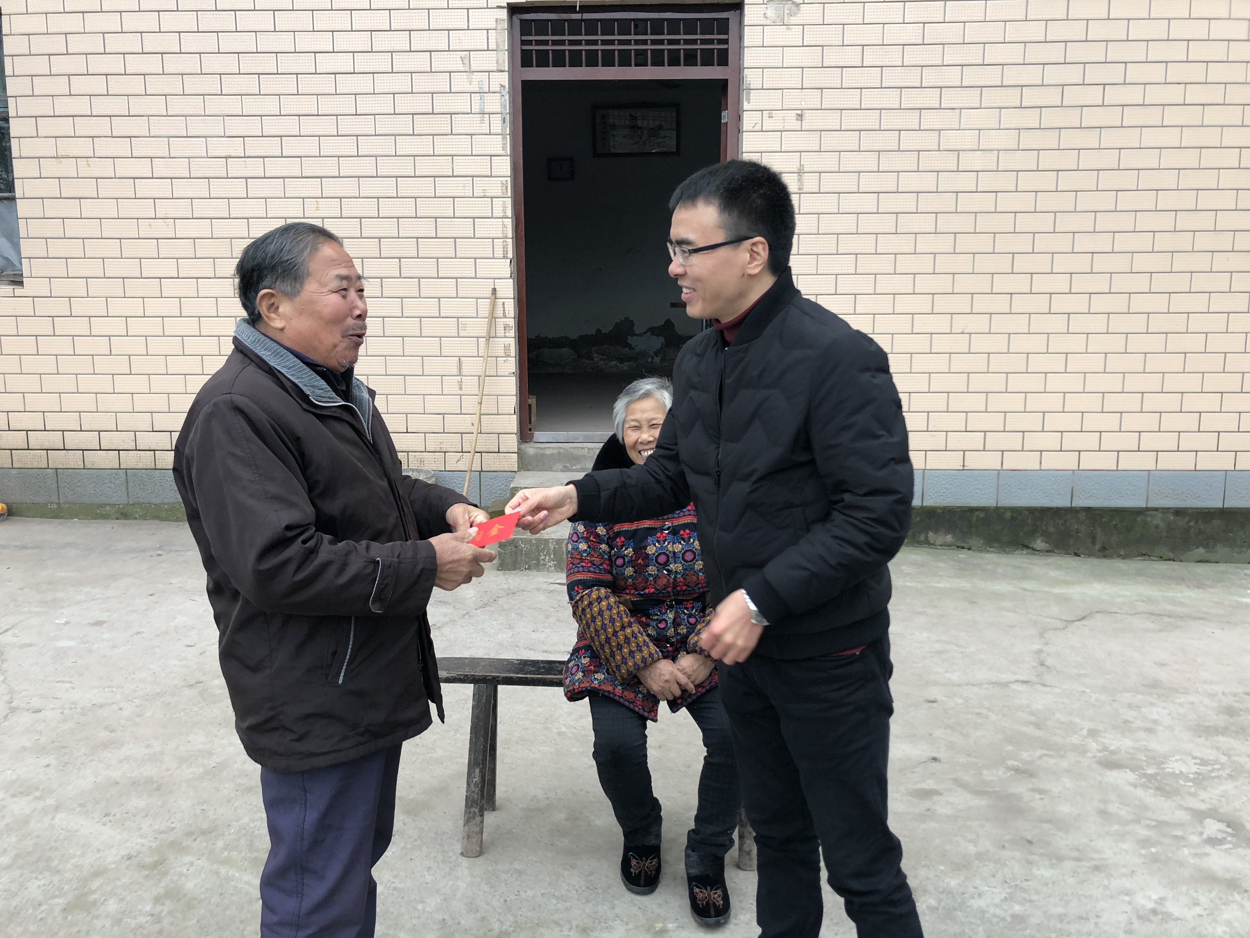 3-慰问异地居住退休职工陈开伦