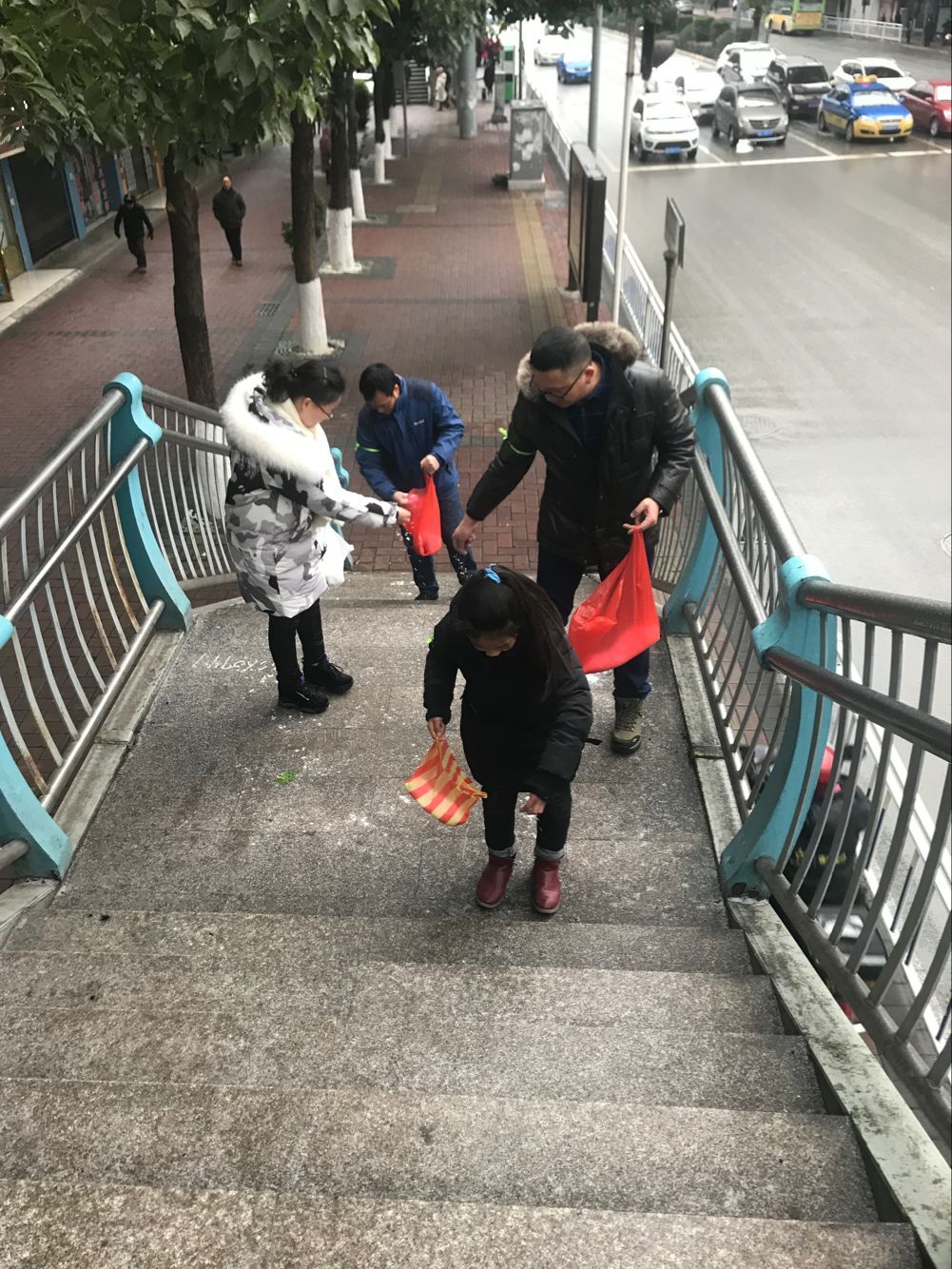 117队团青工委组织青处开展洒盐抗凝活动。117队龙成忠摄20181229102844