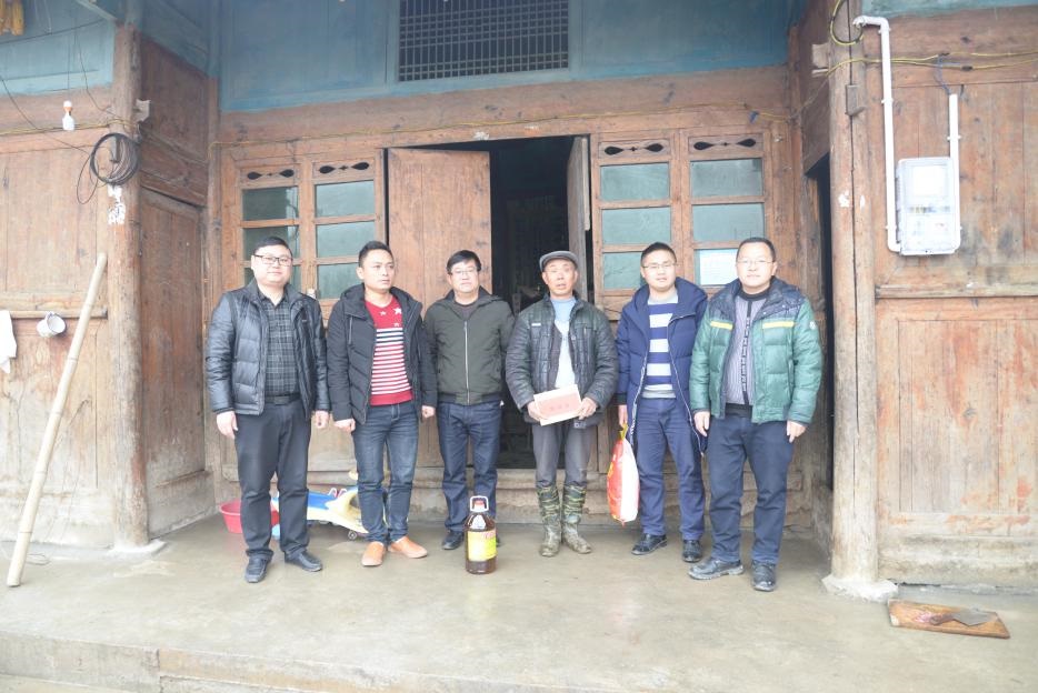 101队党委书记何松到帮扶村慰问困难村名图片