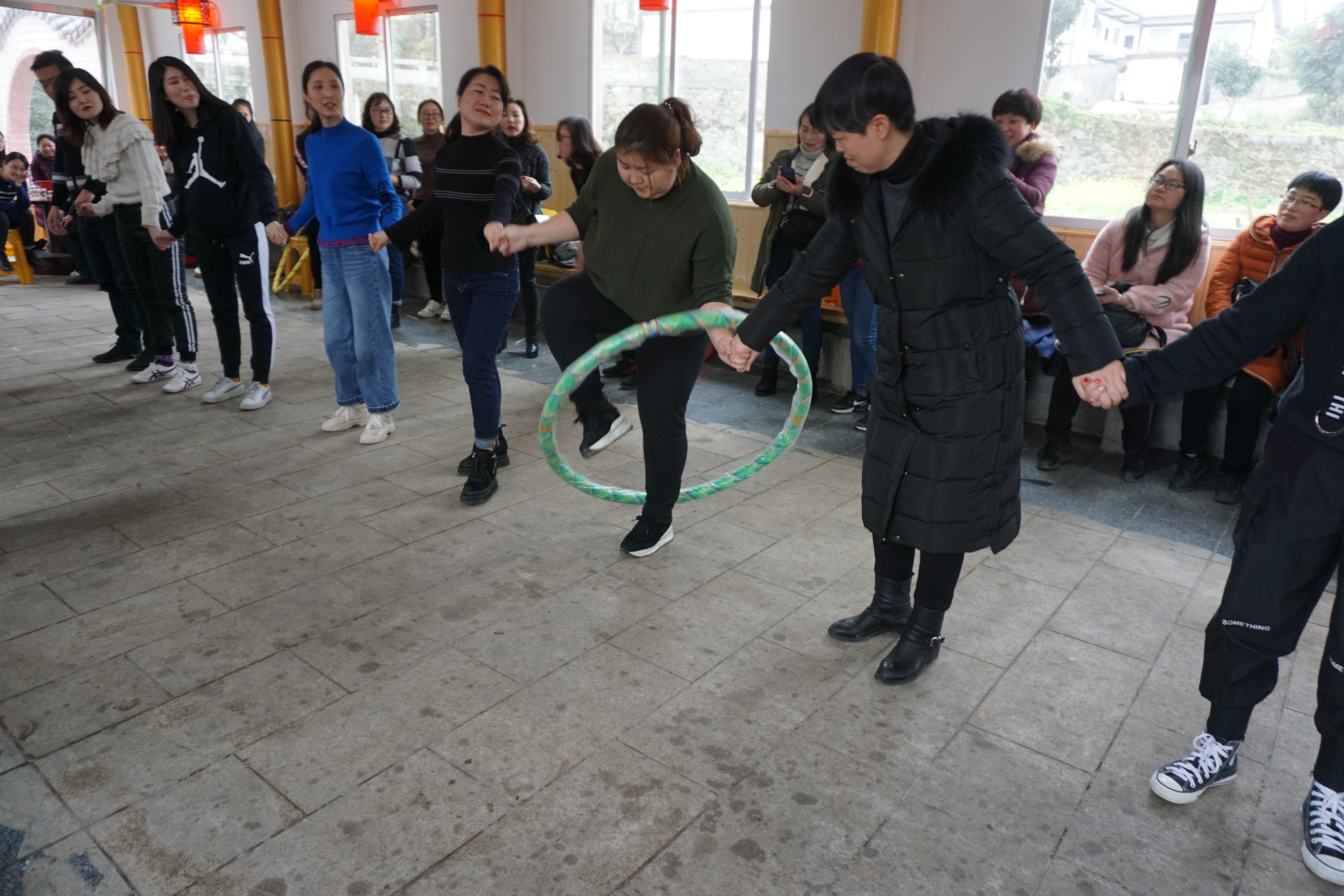 图为开展穿越呼啦圈活动