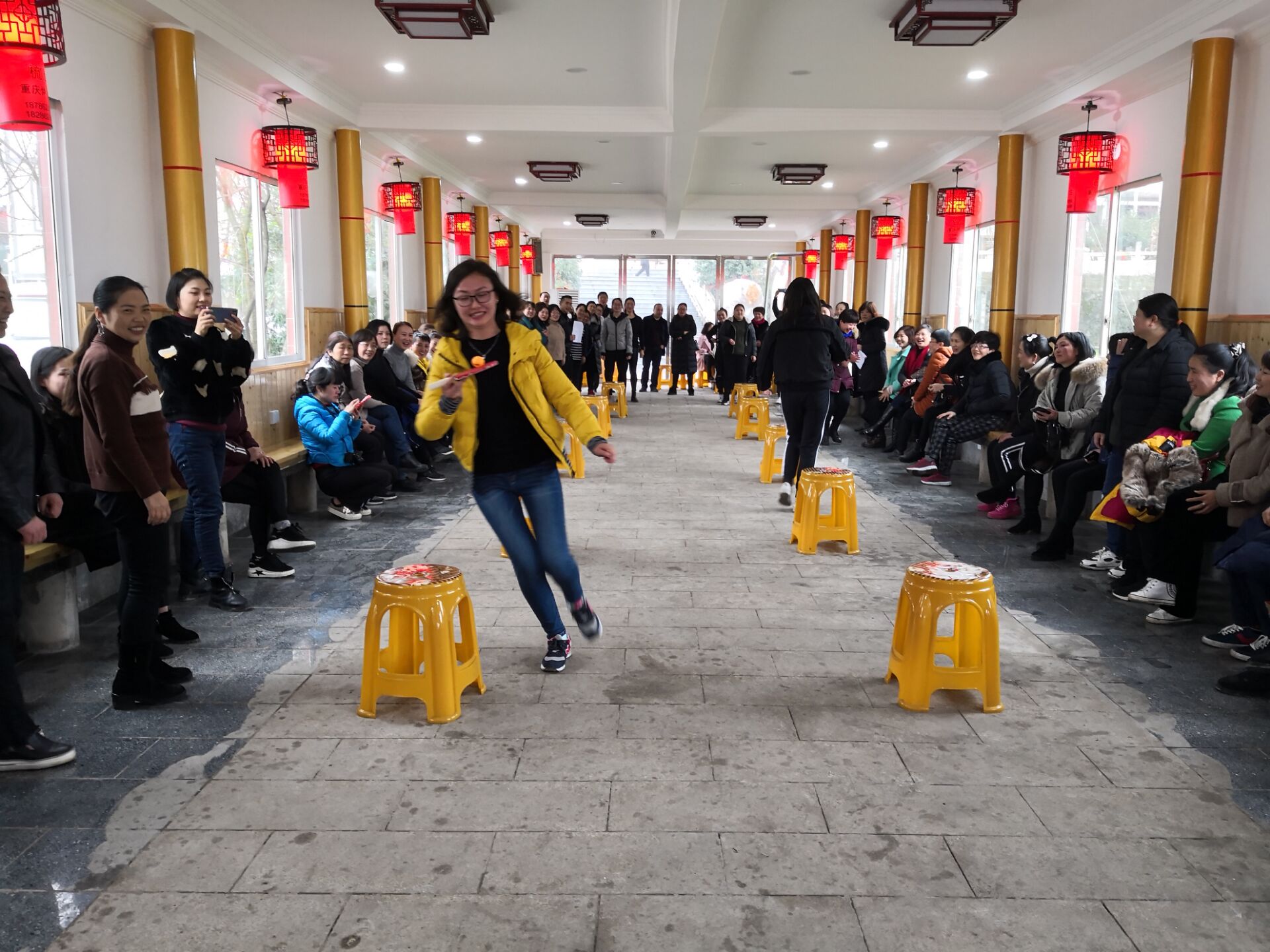 图为开展乒乓球接力运输活动