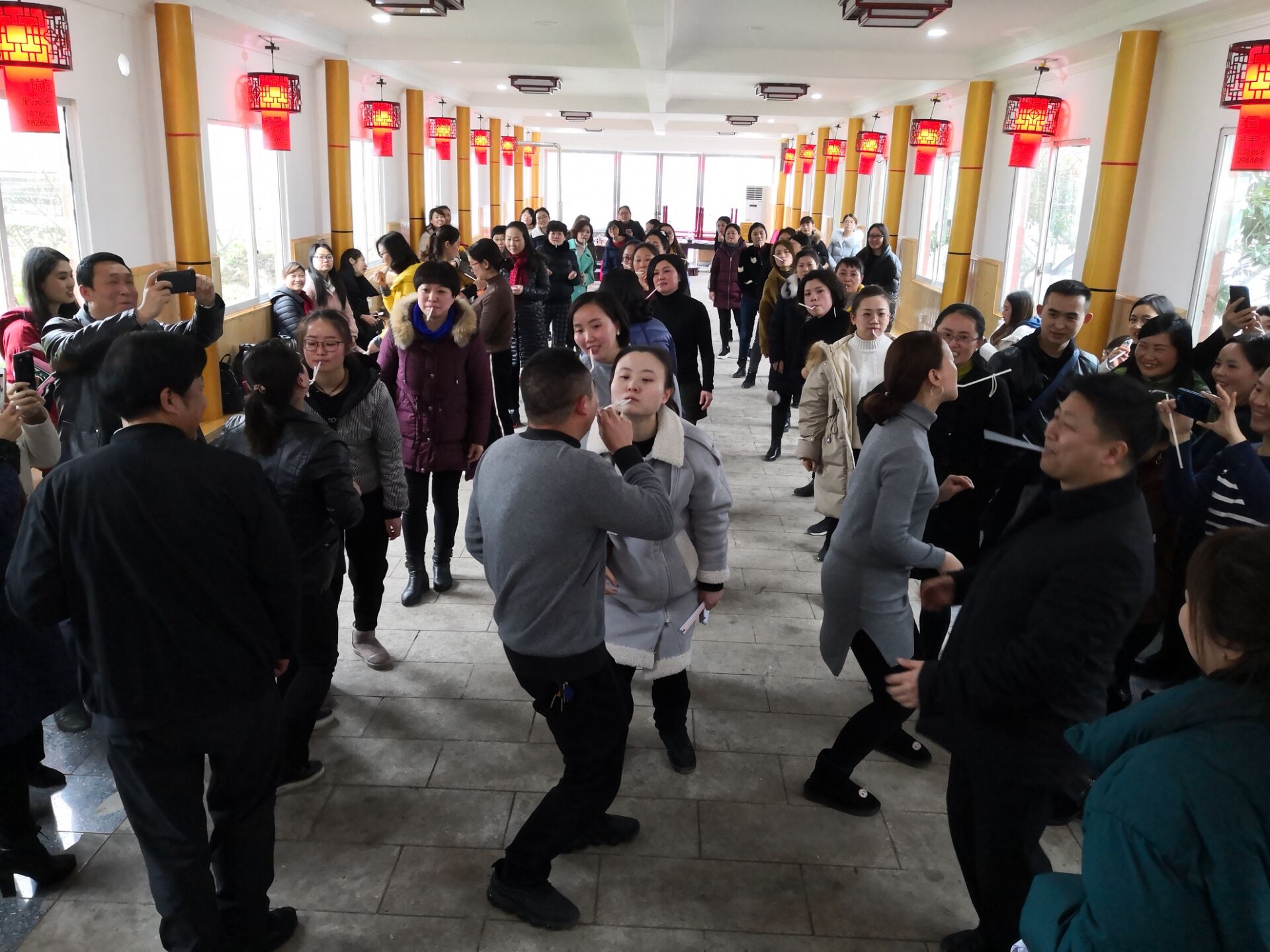 图为开展吸管运输活动1