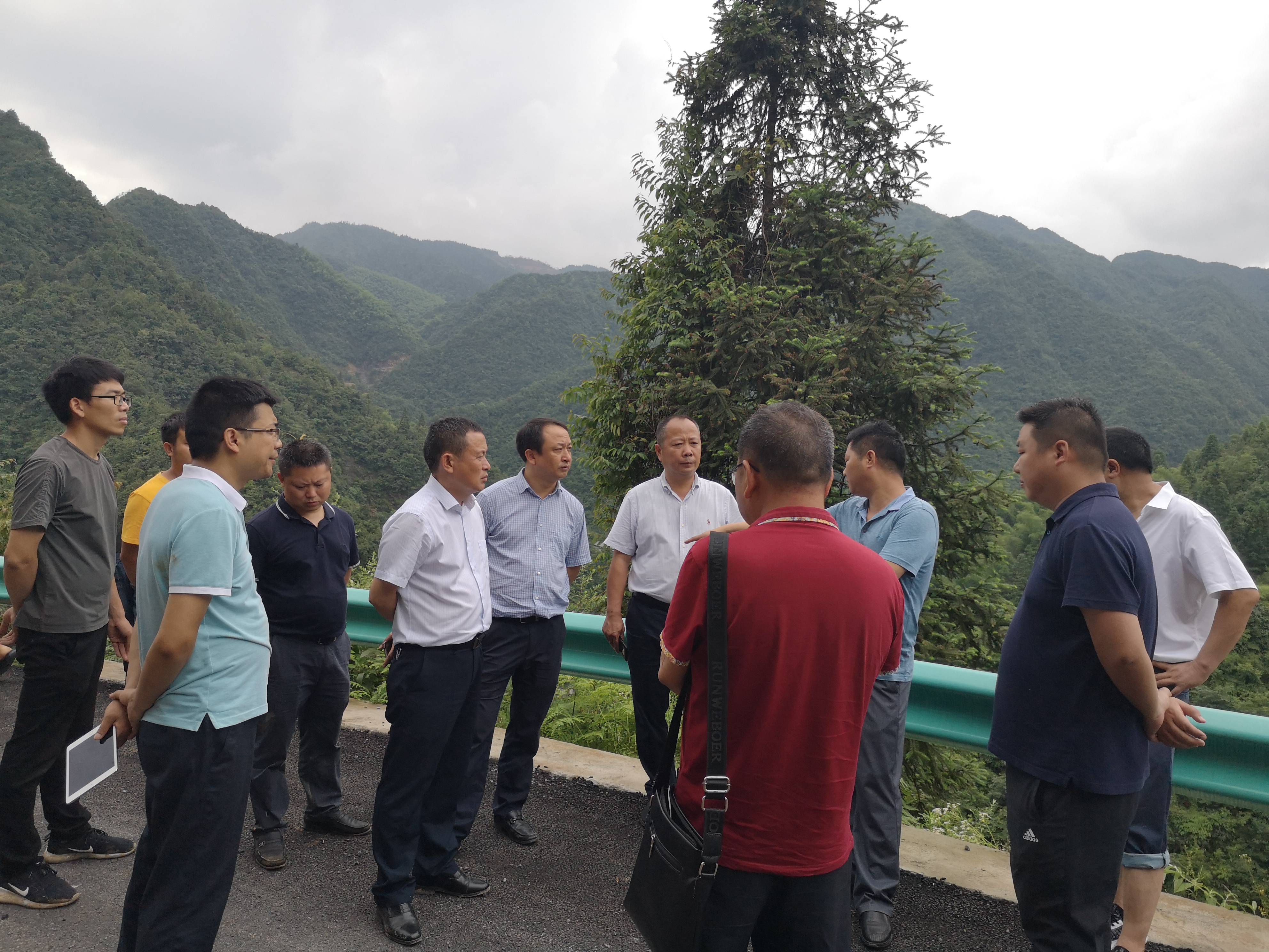 省地质灾害防治指挥部专家组到达现场分析灾害形成原因