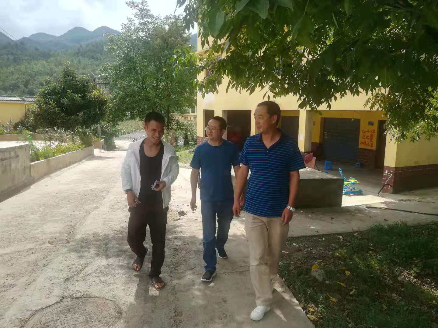 实验室班子成员王兵到村调研.jpg