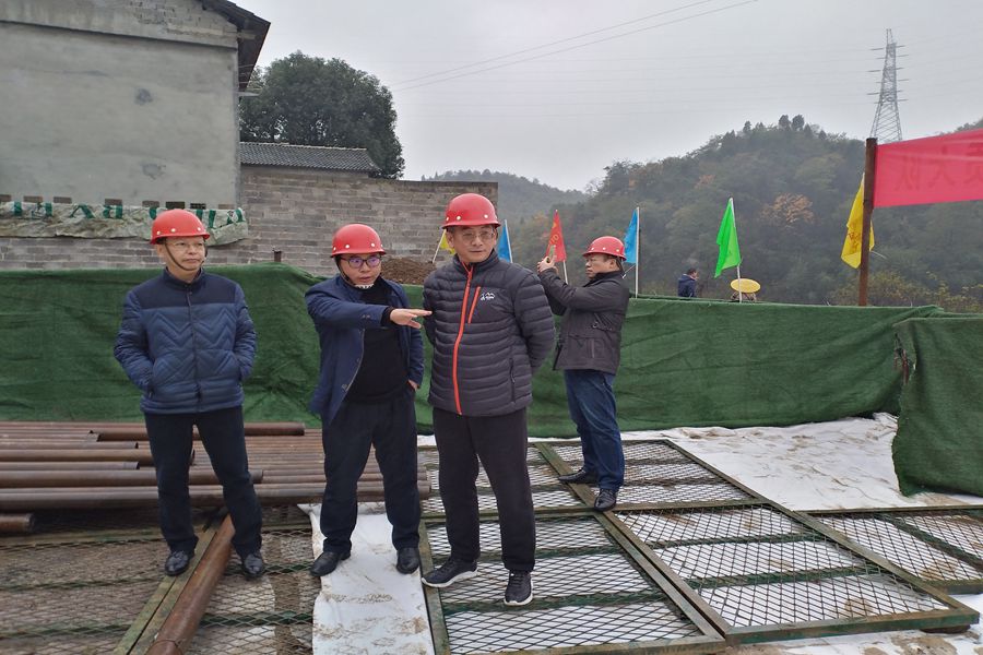 图.视察项目现场