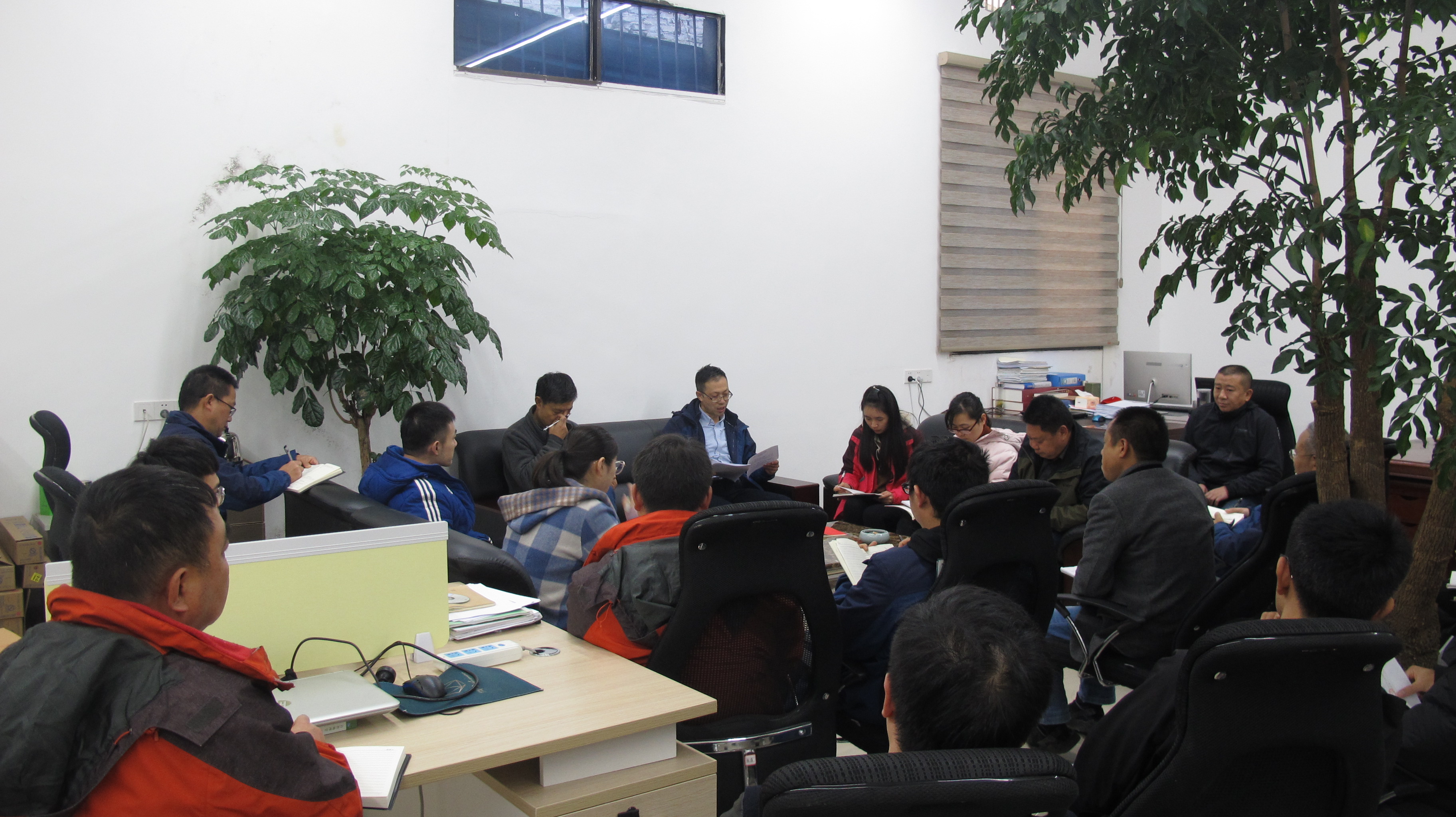 队长赵平在下属地矿公司为公司职工、机关二支部党员等宣讲四中全会和省委十二届六次全会精神