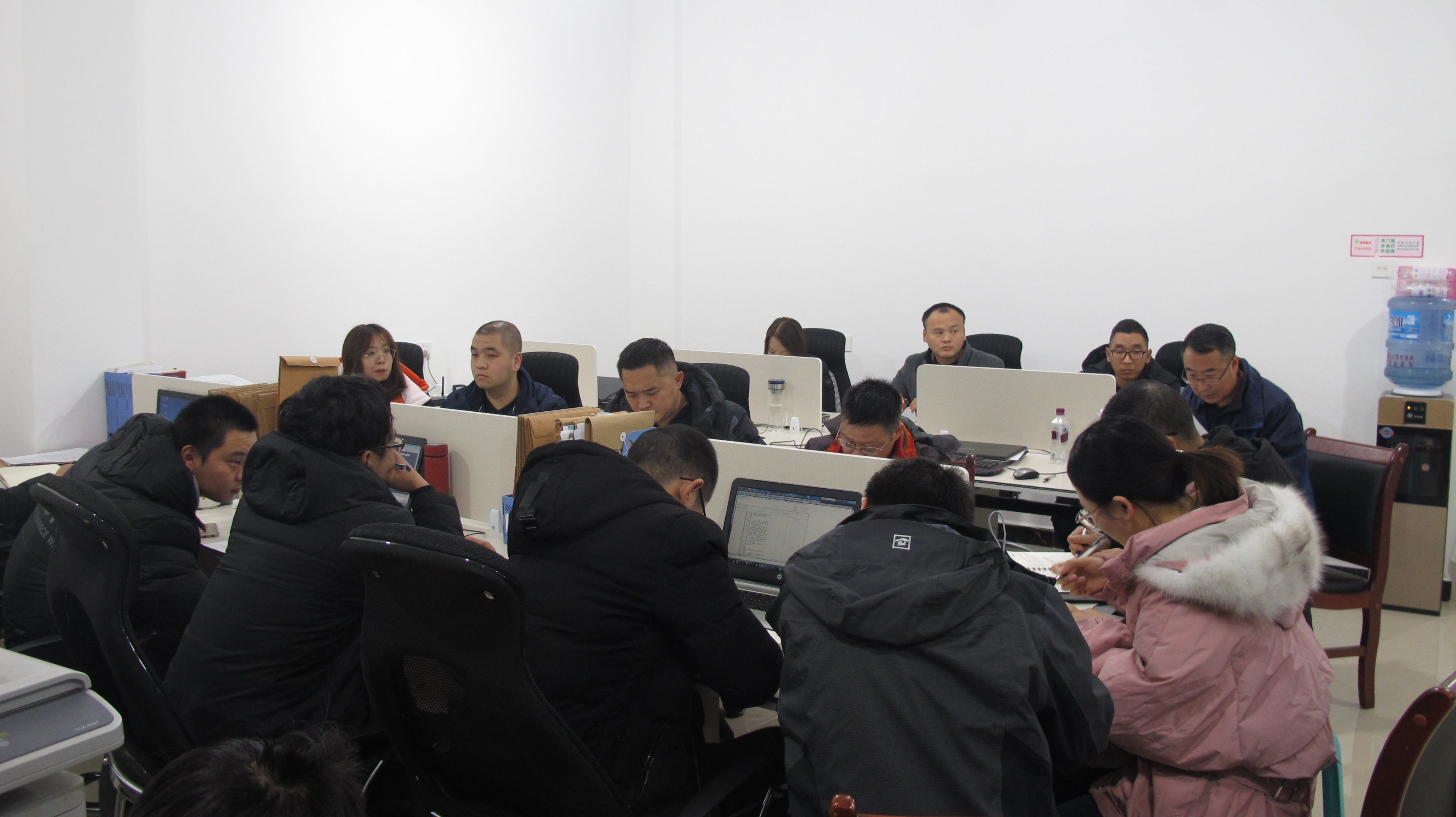 党委书记李柱云在勘查一院项目部，为勘查一院职工、机关一支部党员等宣讲四中全会和省委十二届六次全会精神