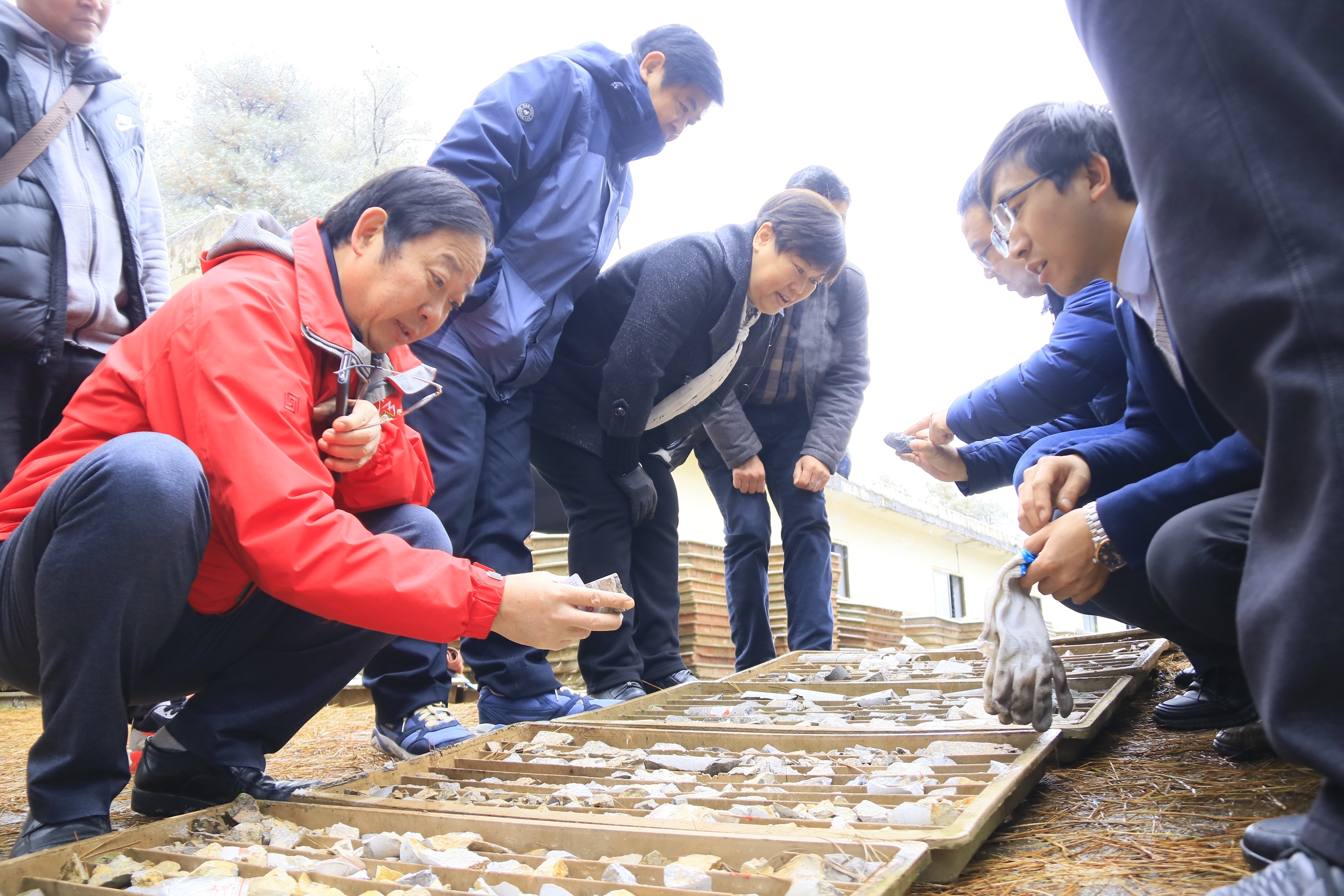 图为专家组成员陈国勇在检查主采区陈家寨钻孔岩芯（张琨摄）_看图王