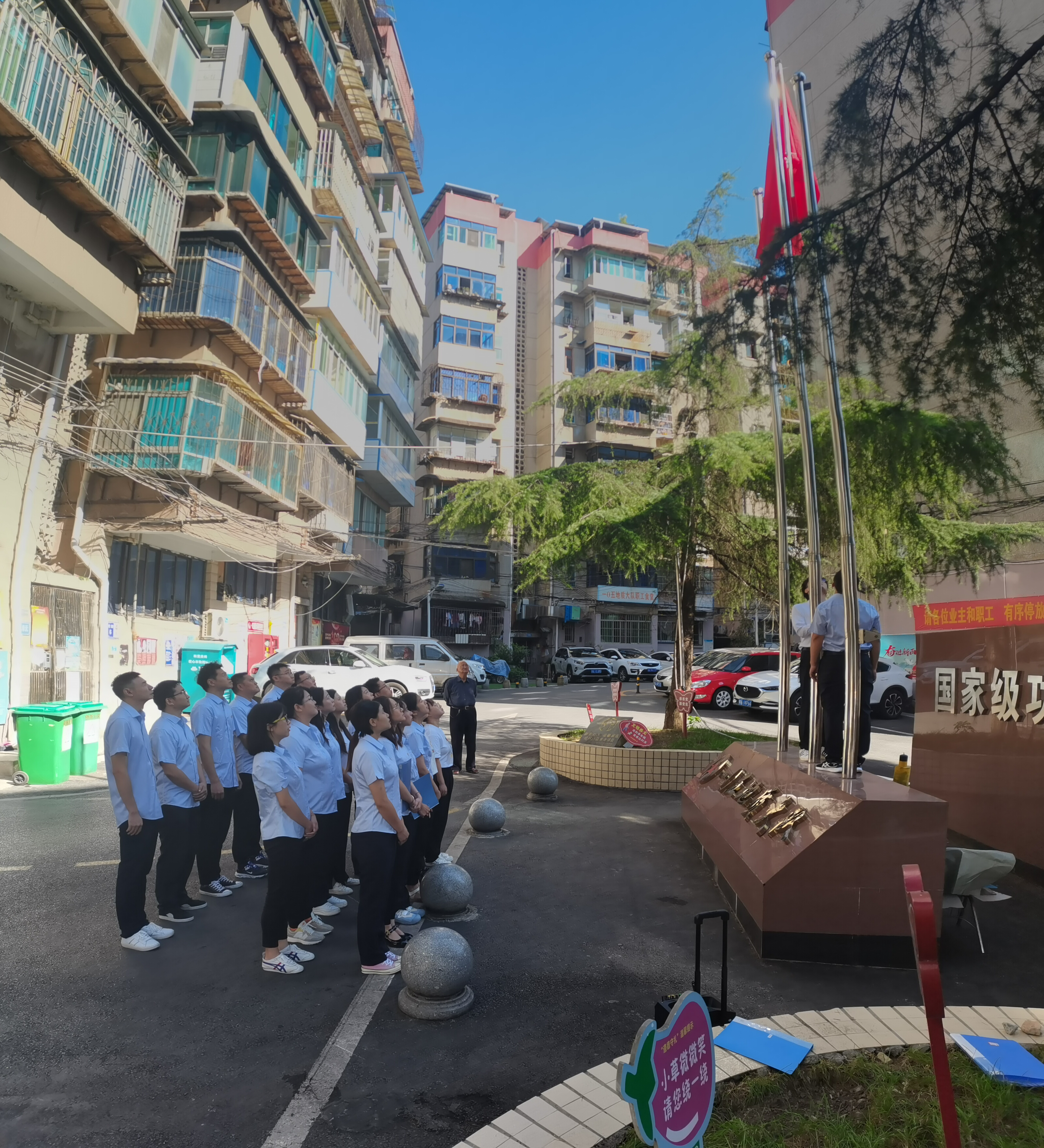 迎国庆升国旗(游显荣 摄).jpg