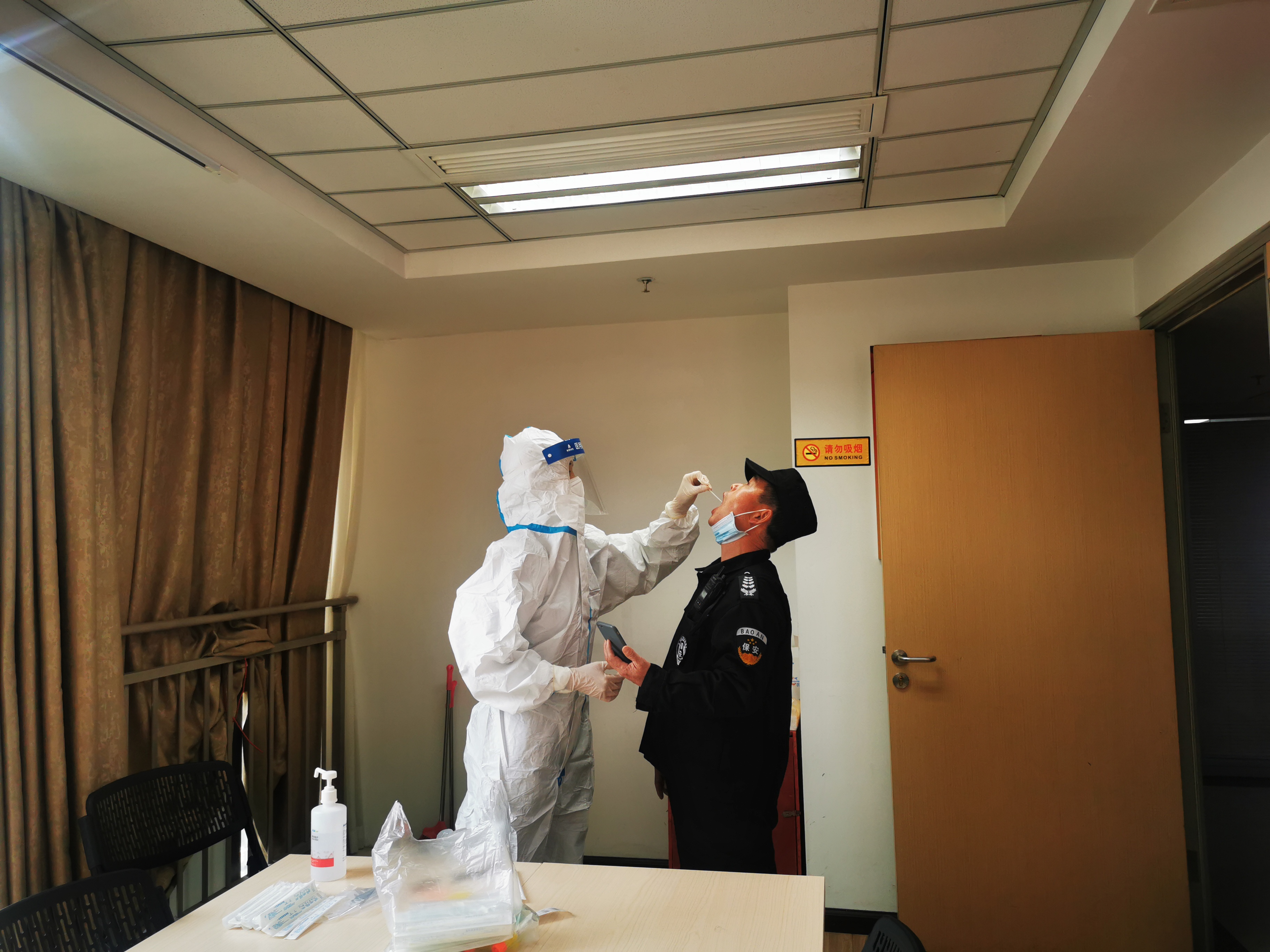 机关服务中心开展全员核酸检测 筑牢疫情防控安全屏障.jpg